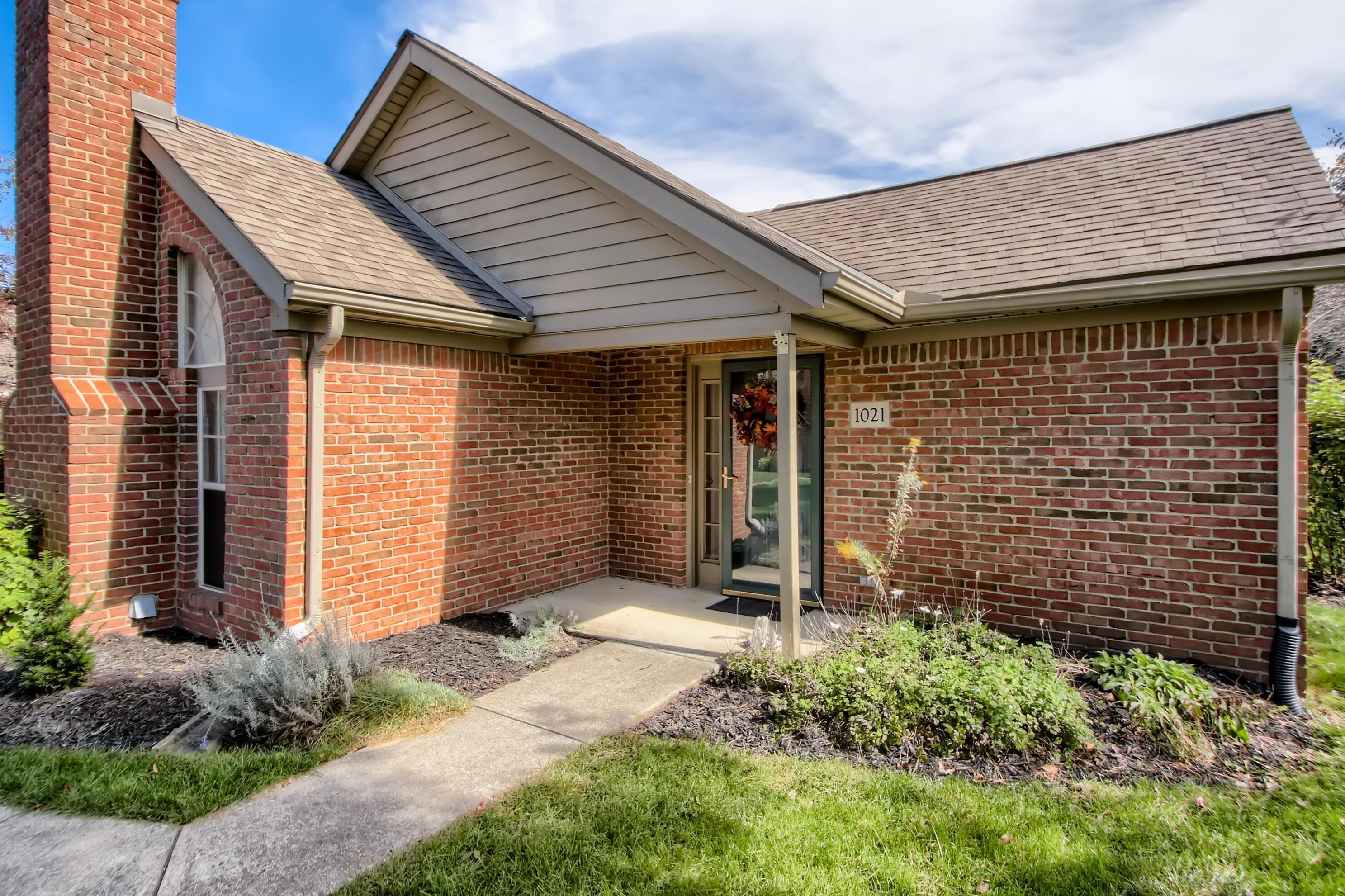1021 Willow Bluff Dr, Columbus, OH 43235-5053