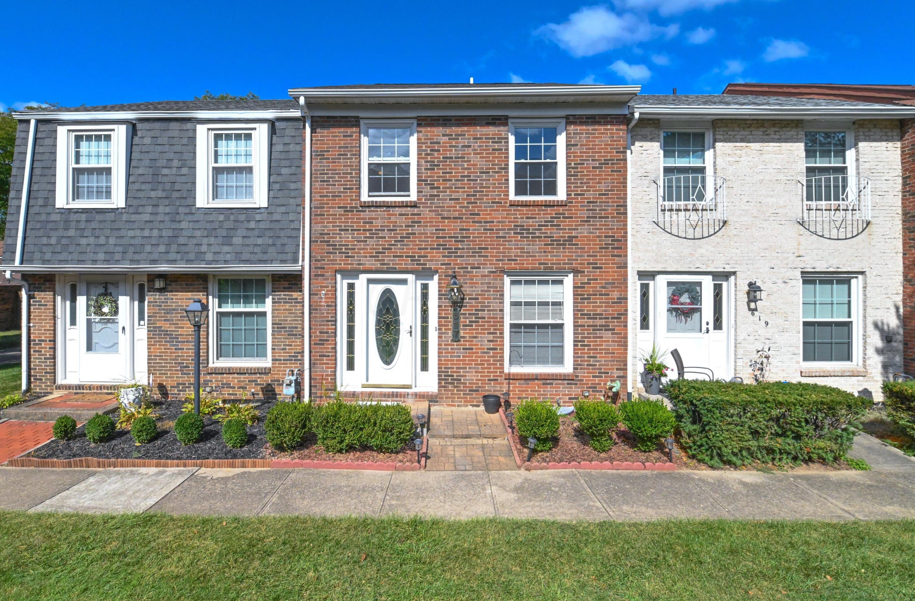 617 Simbury St, Columbus, OH 43228-2528