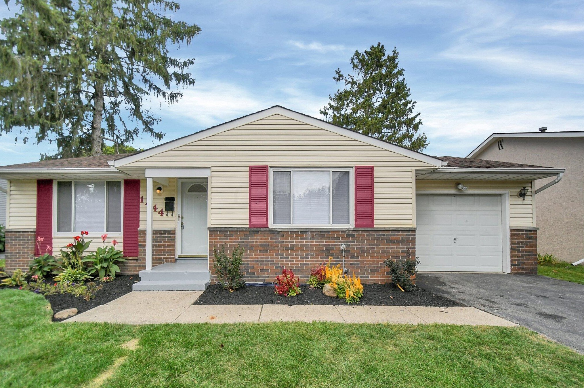 1444 Chelmsford Sq, Columbus, OH 43229-1918