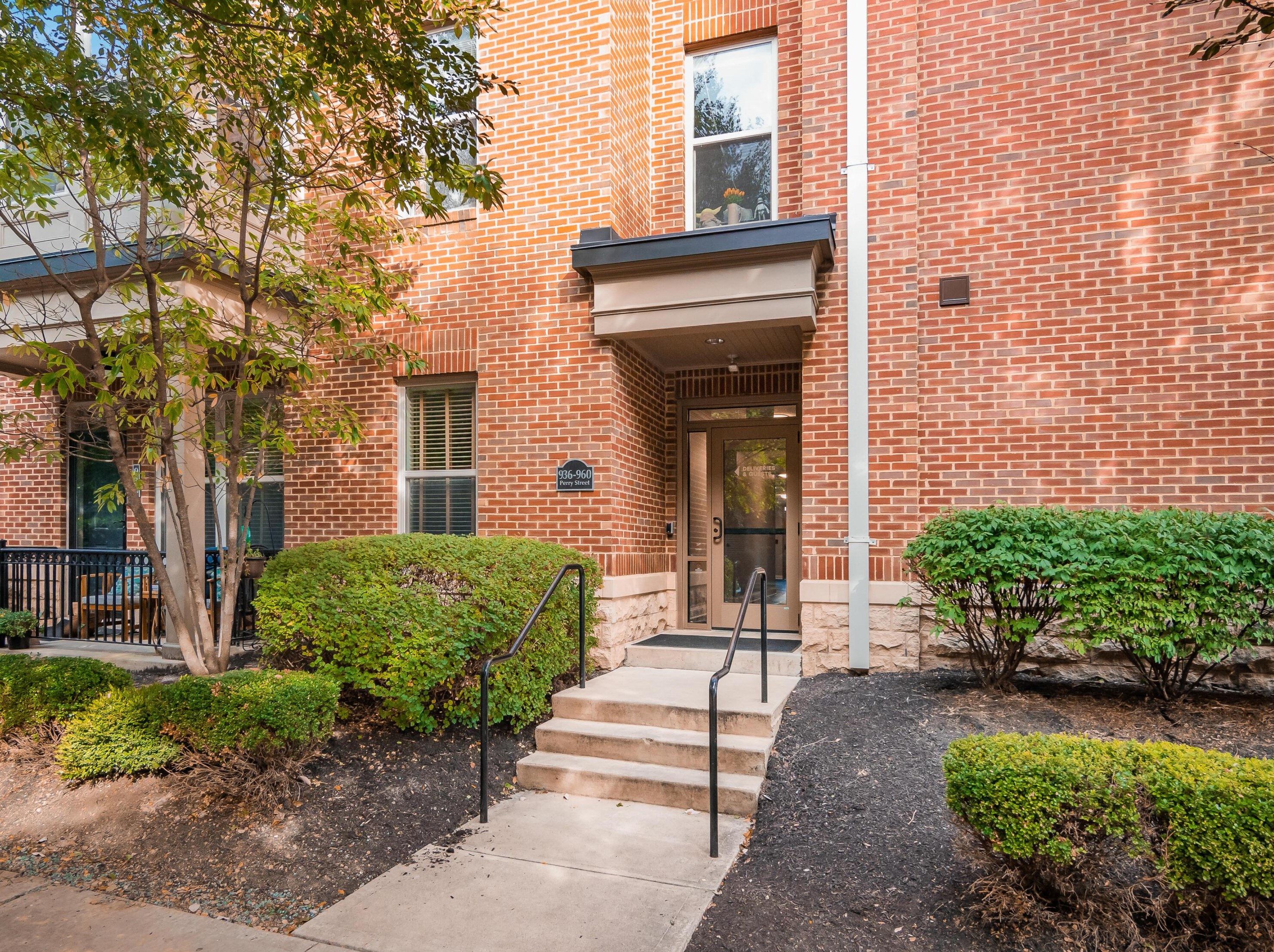 936 Perry St, Columbus, OH 43215-1253
