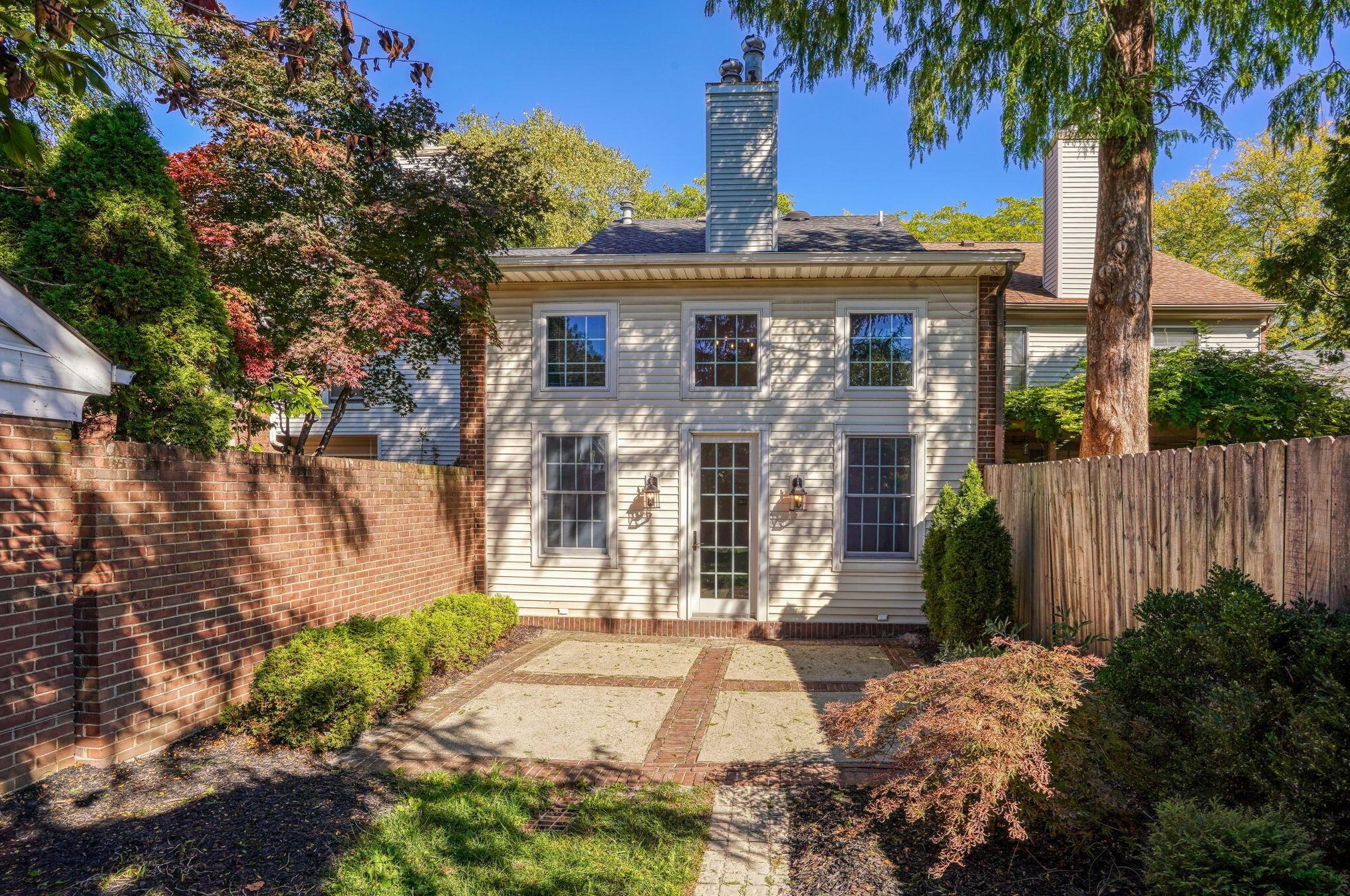 2207 Sandston Rd, Columbus OH 43220-5405 exterior