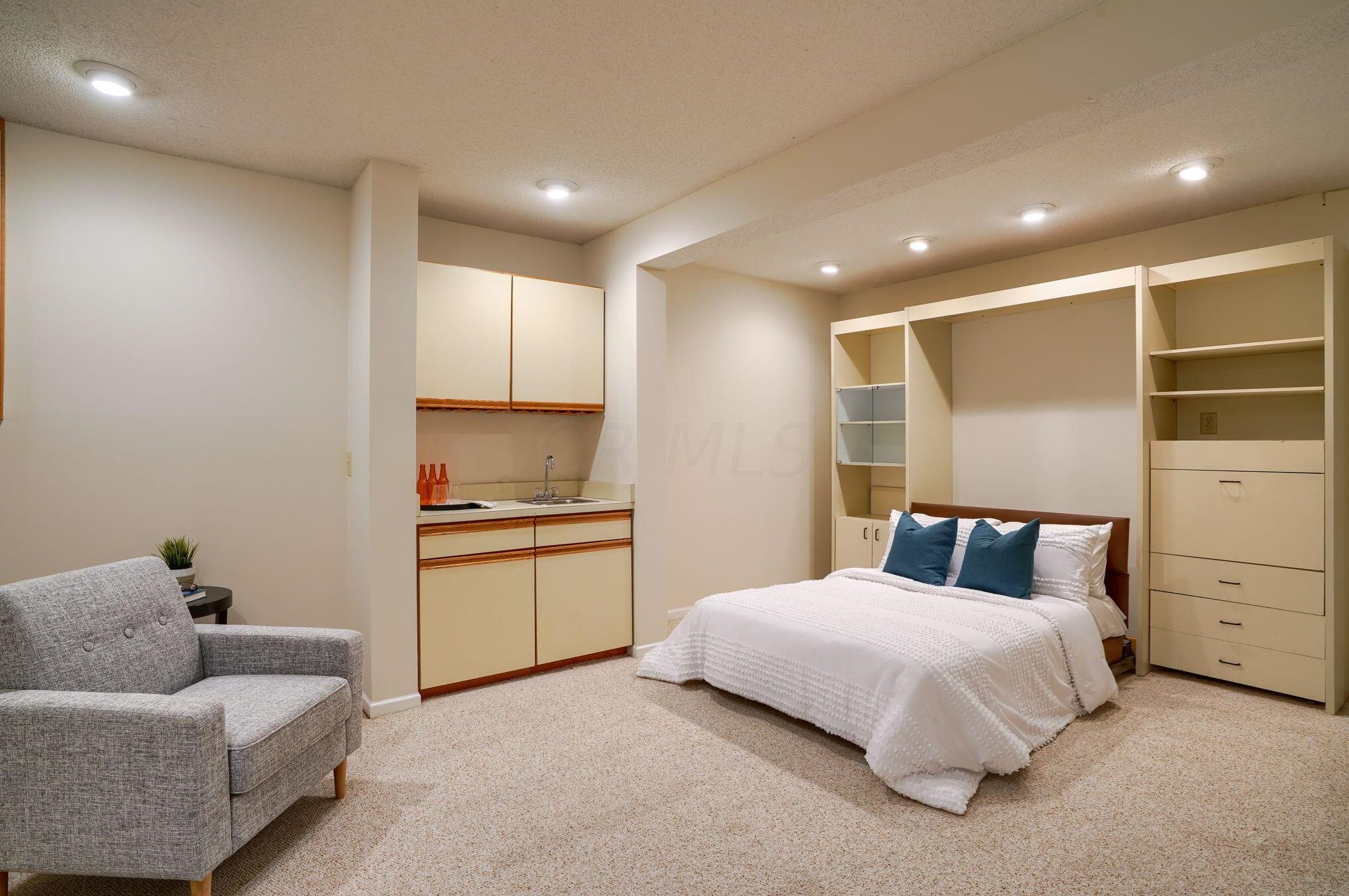 2207 Sandston Rd, Columbus OH 43220-5405 exterior