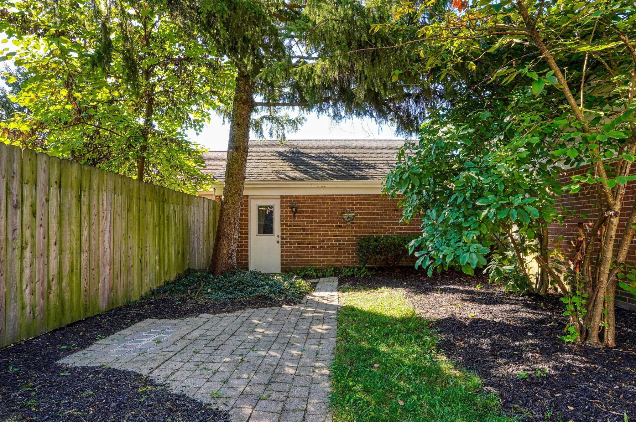 2207 Sandston Rd, Columbus OH 43220-5405 exterior