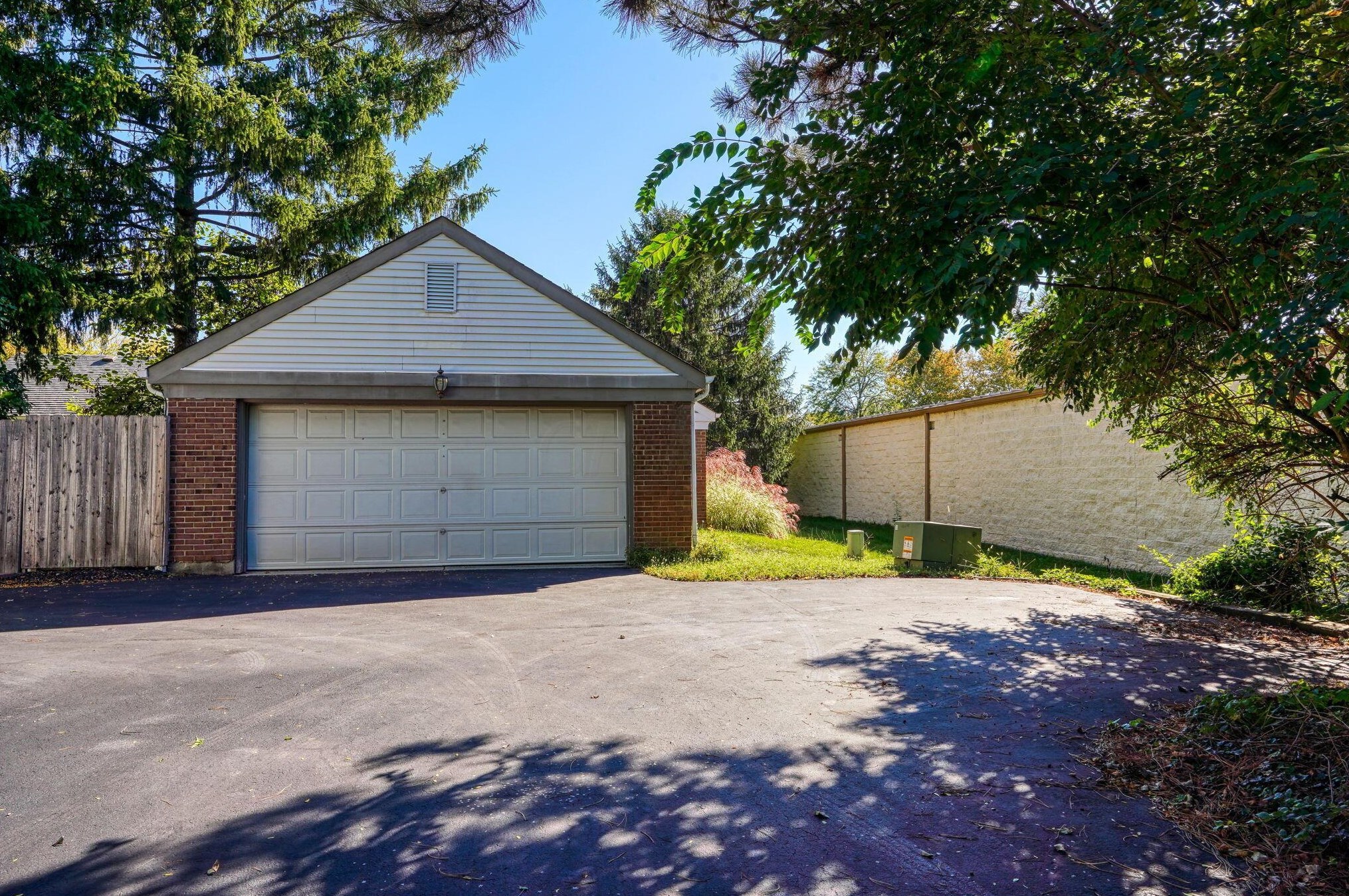 2207 Sandston Rd, Columbus OH 43220-5405 exterior