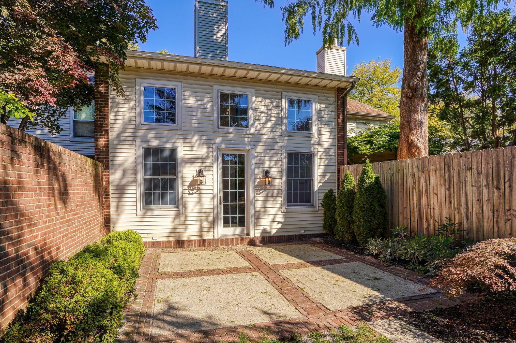 2207 Sandston Rd, Columbus OH 43220-5405 exterior