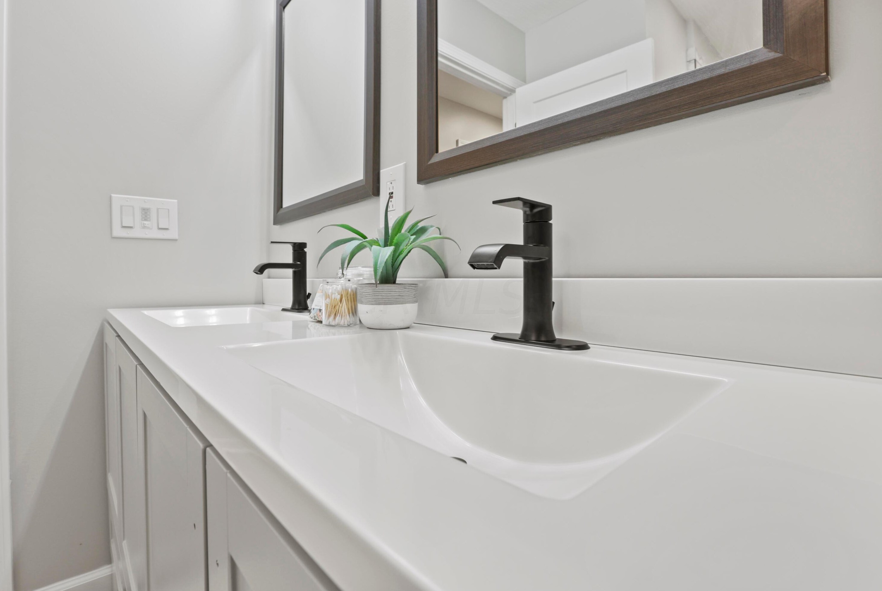 5338 Newport Rd, Columbus OH 43232-6324 exterior