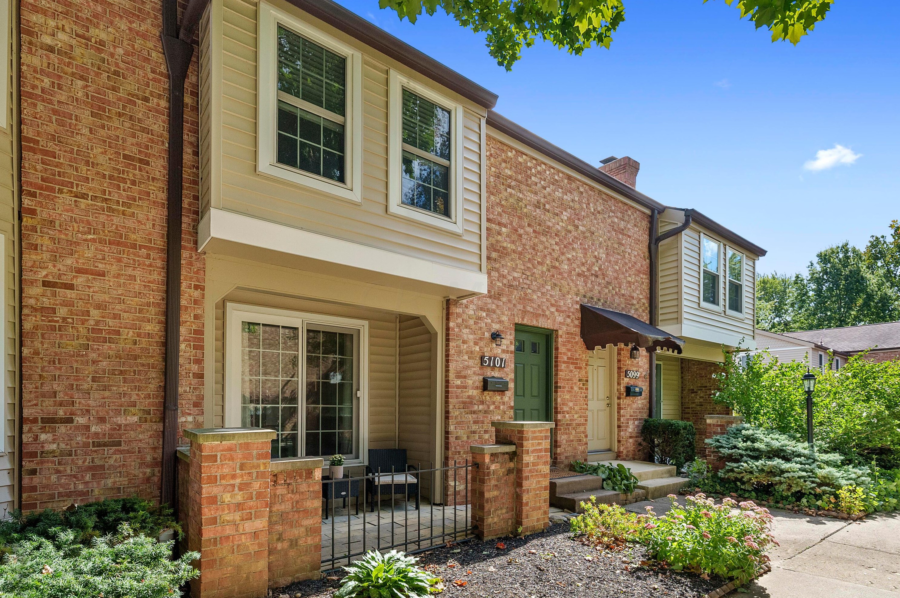 5101 Sansom Ct, Columbus, OH 43220-2560