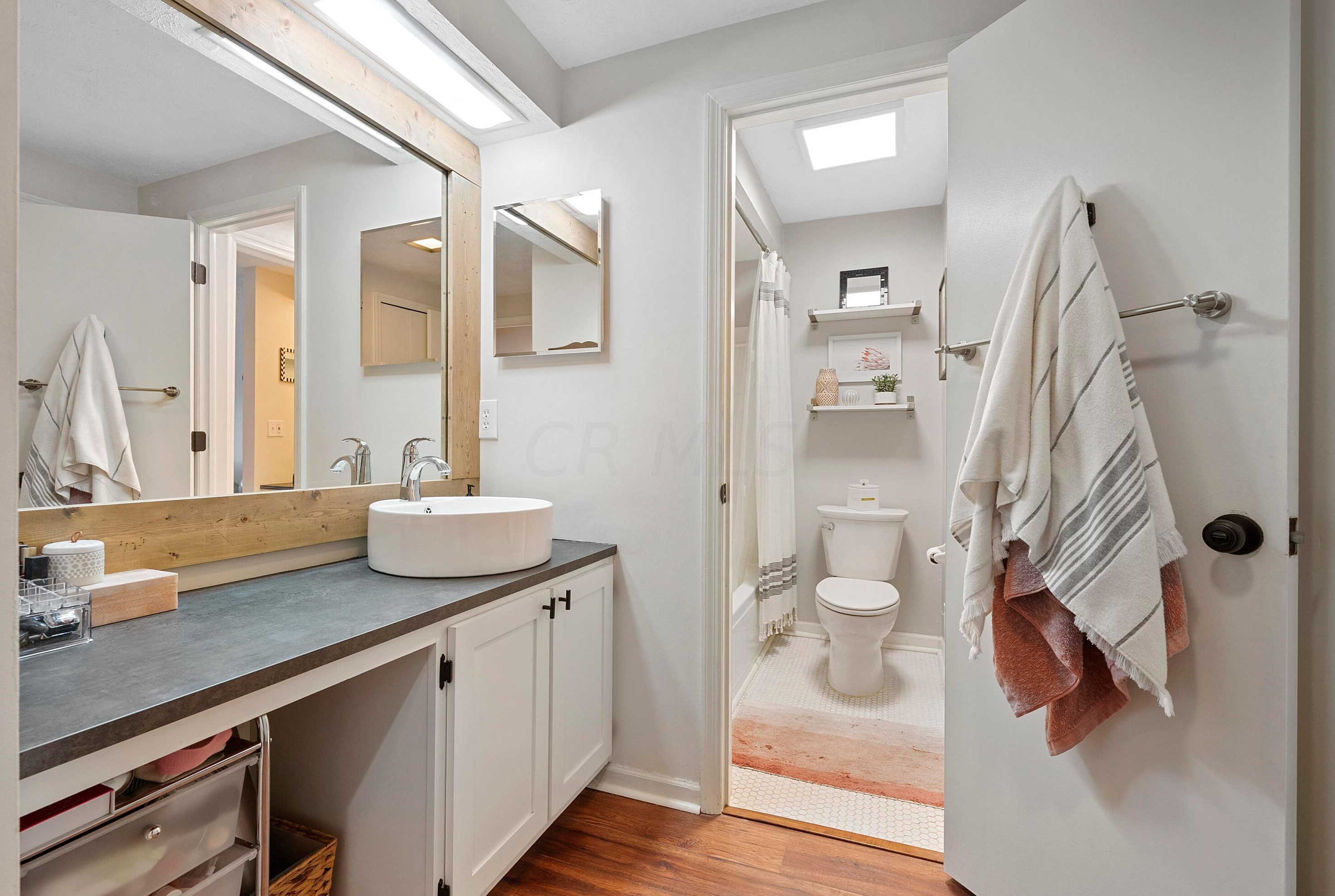 5101 Sansom Ct, Columbus OH 43220-2550 exterior