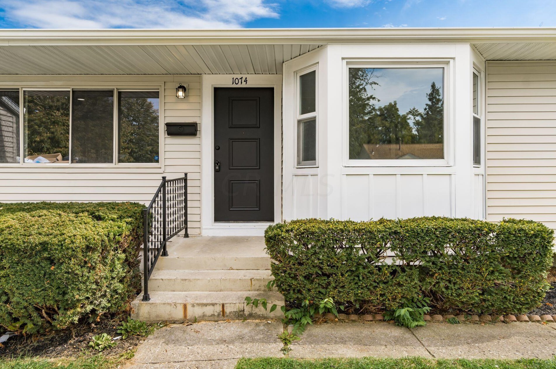 1074 Country Club Rd, Columbus, OH 43227-1407
