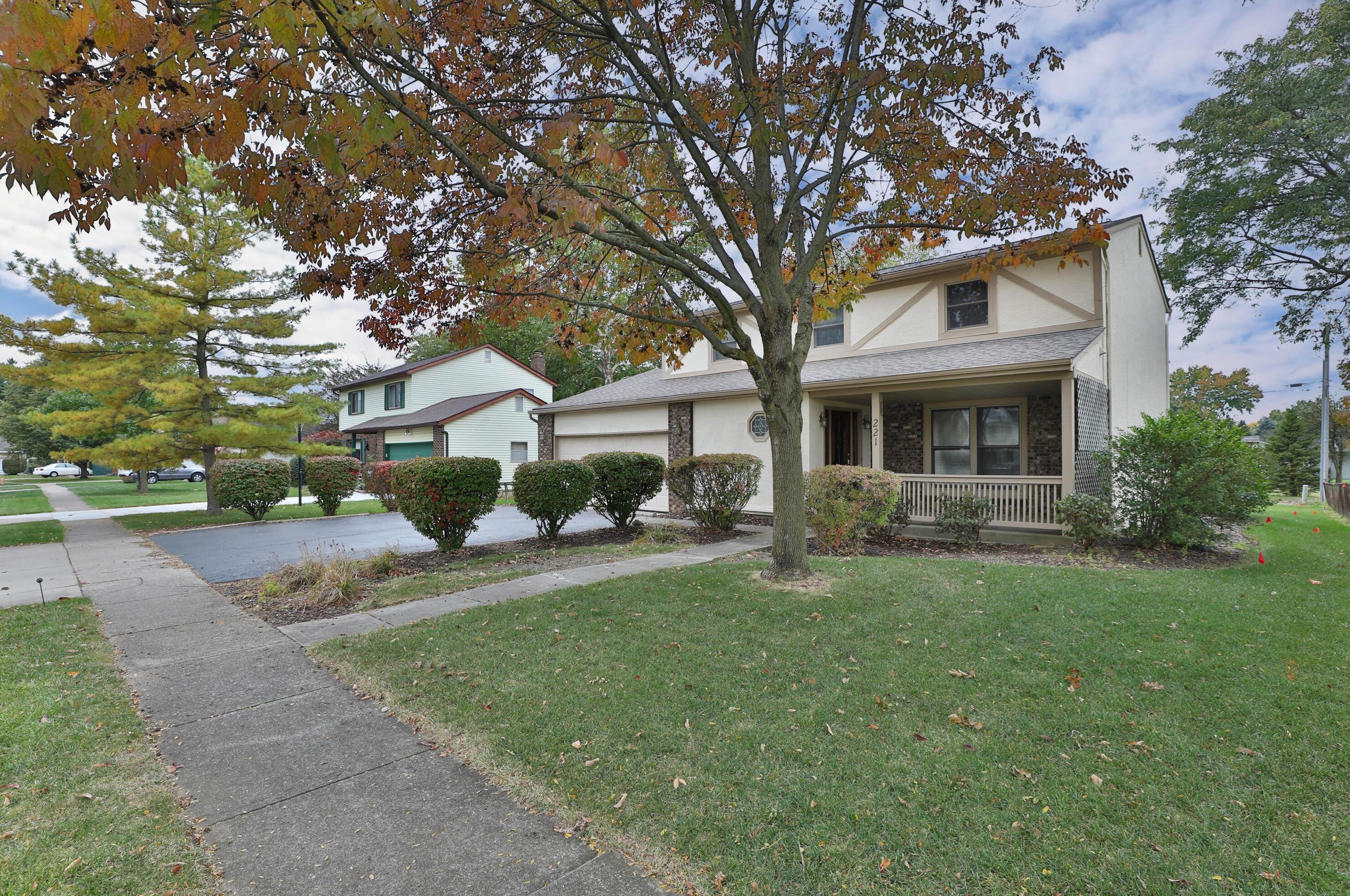 221 Parkview Dr, Pickerington, OH 43147-1033