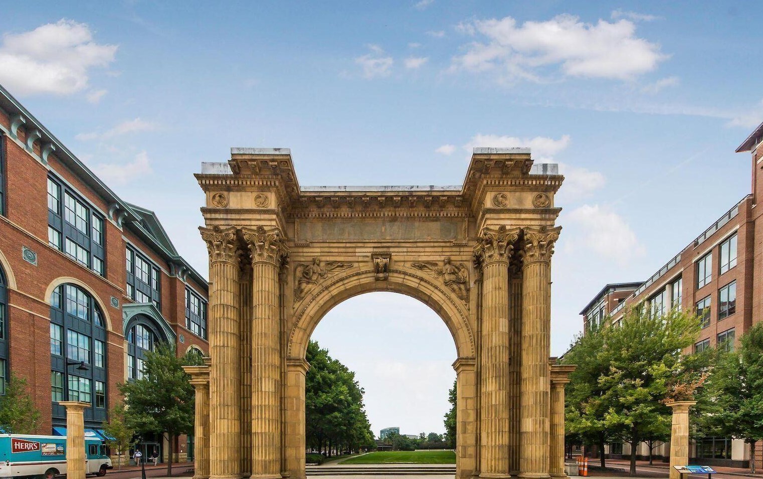 250 Daniel Burnham Sq, Columbus OH 43215-2690 exterior