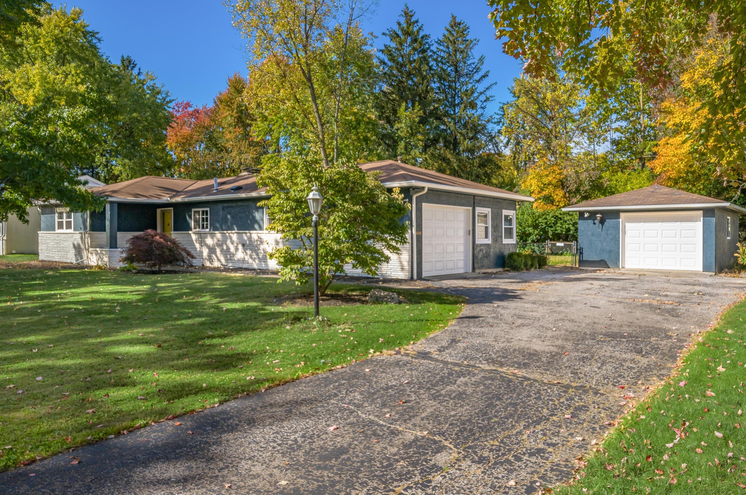 2136 Cresthill Dr, Columbus, OH 43221-1224