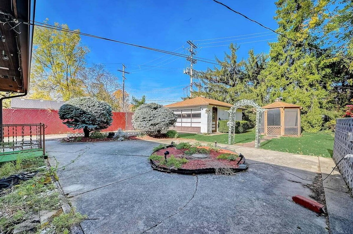 2512 Minerva Lk Rd, Columbus OH 43231-4819 exterior