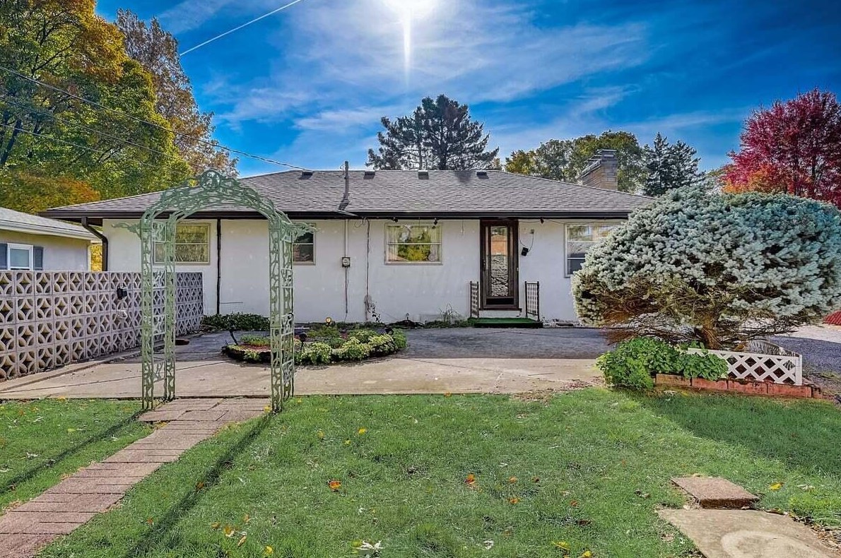 2512 Minerva Lk Rd, Columbus OH 43231-4819 exterior