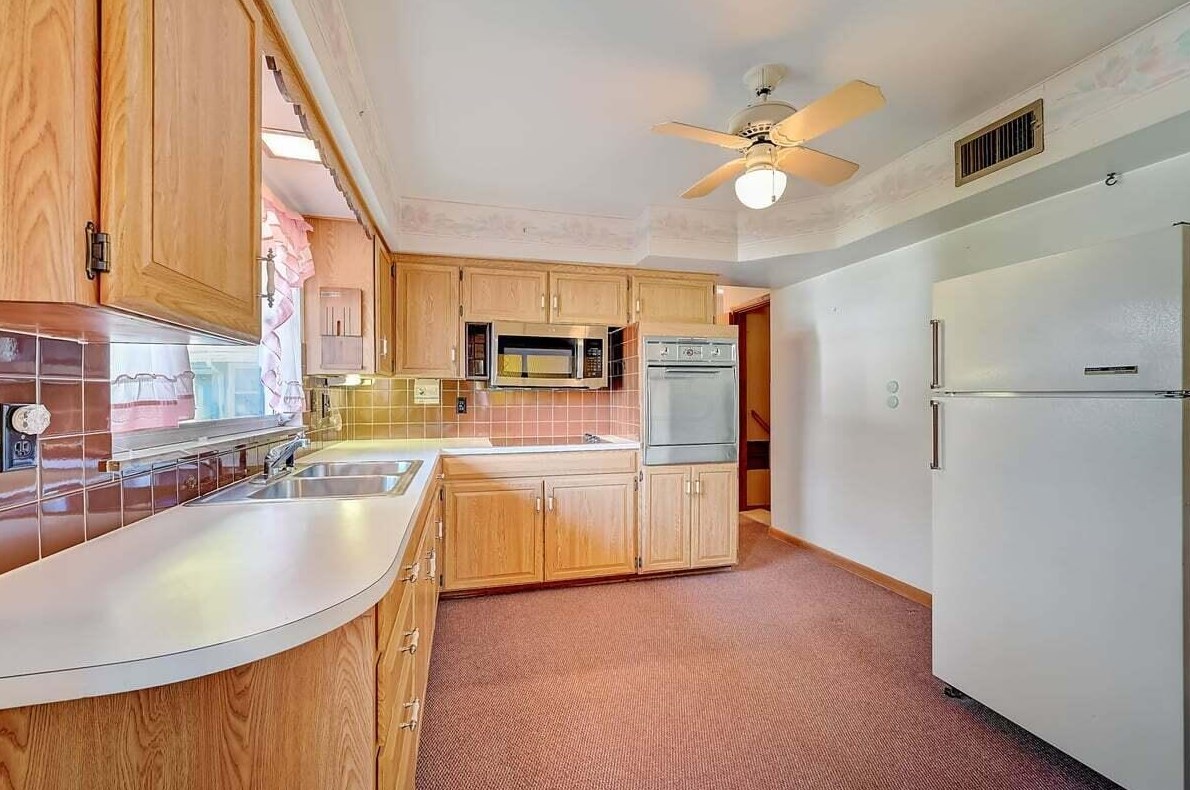 2512 Minerva Lk Rd, Columbus OH 43231-4819 exterior