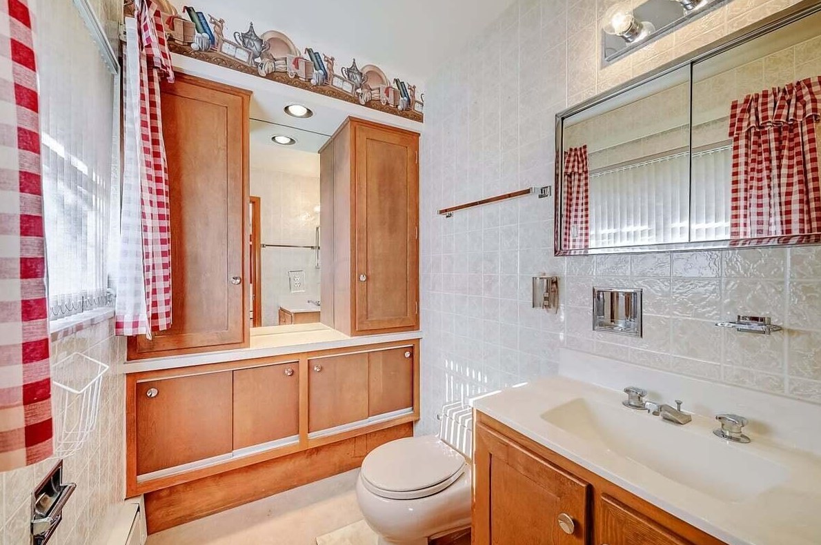 2512 Minerva Lk Rd, Columbus OH 43231-4819 exterior