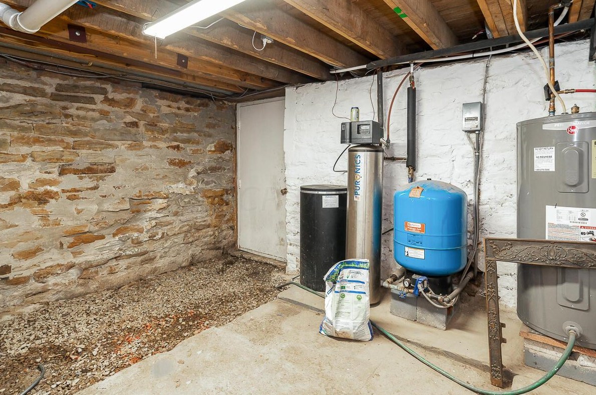 107 Price Rd, Columbus OH 43230-3303 exterior