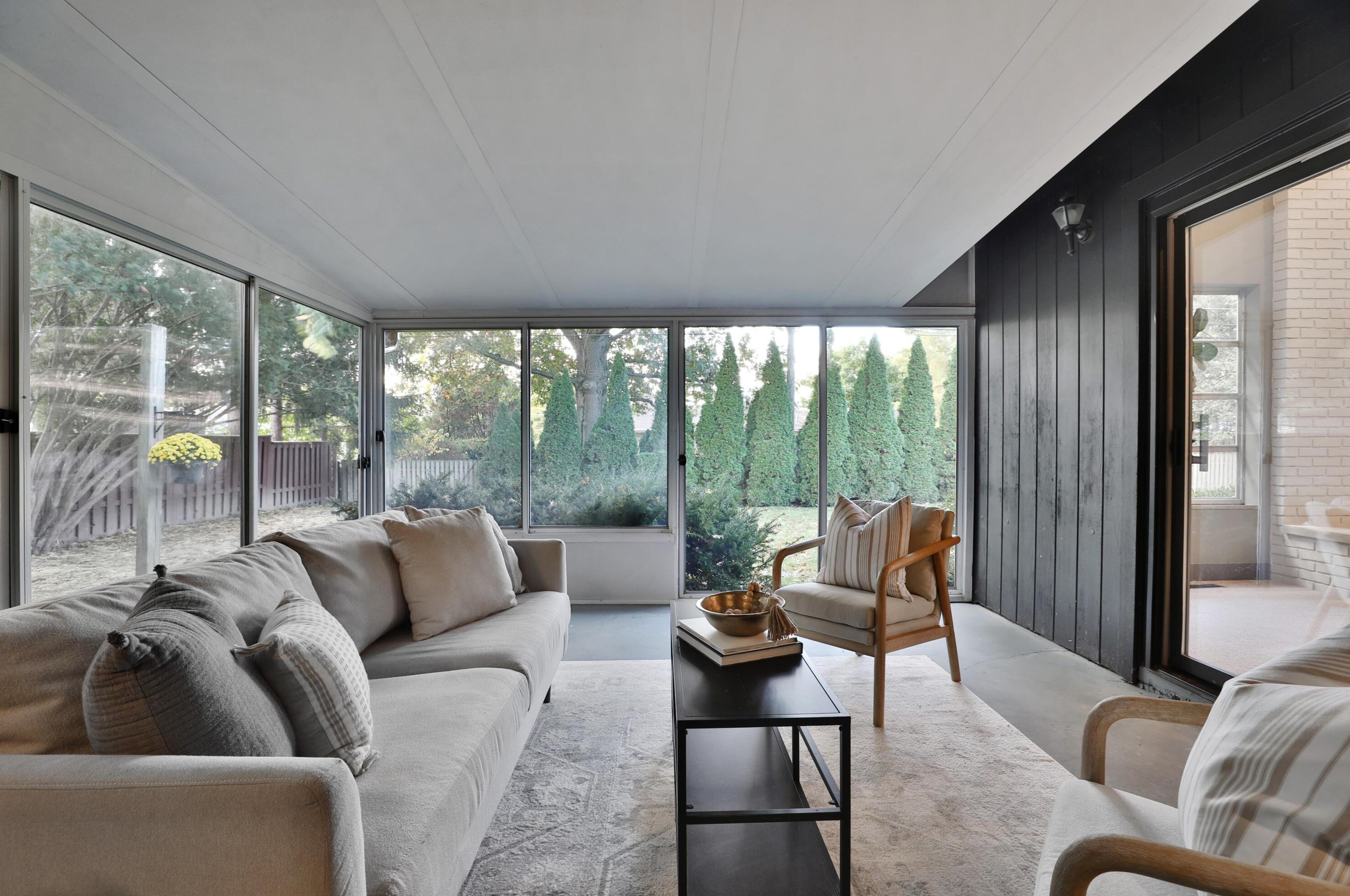 2277 Nayland Rd, Columbus OH  43220-4654 exterior