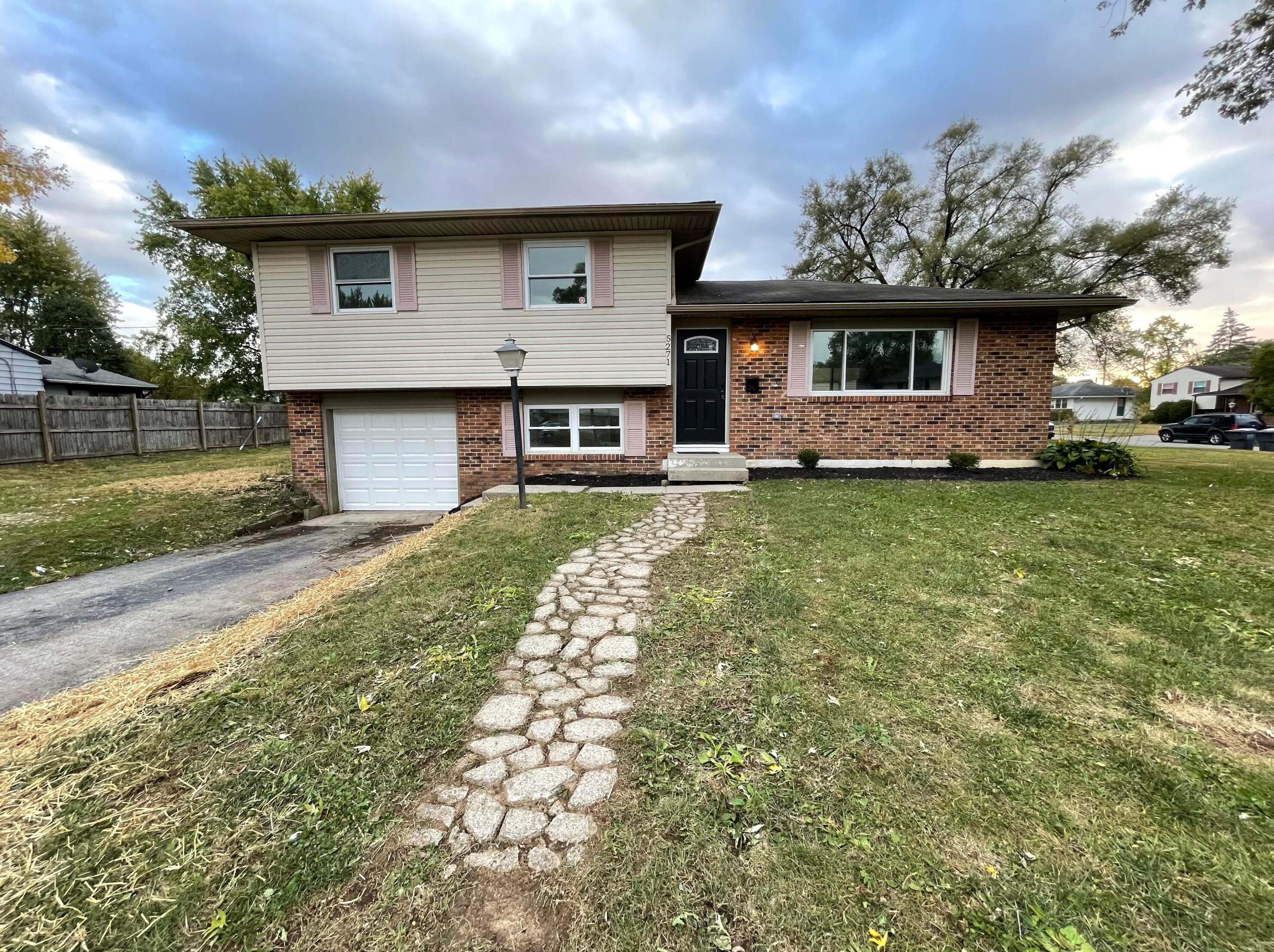 5271 Sundale Pl, Columbus, OH 43232-5822