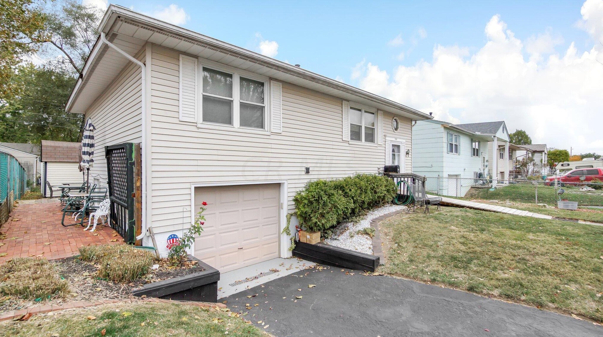 3949 Hillman Rd, Columbus, OH 43207-4170