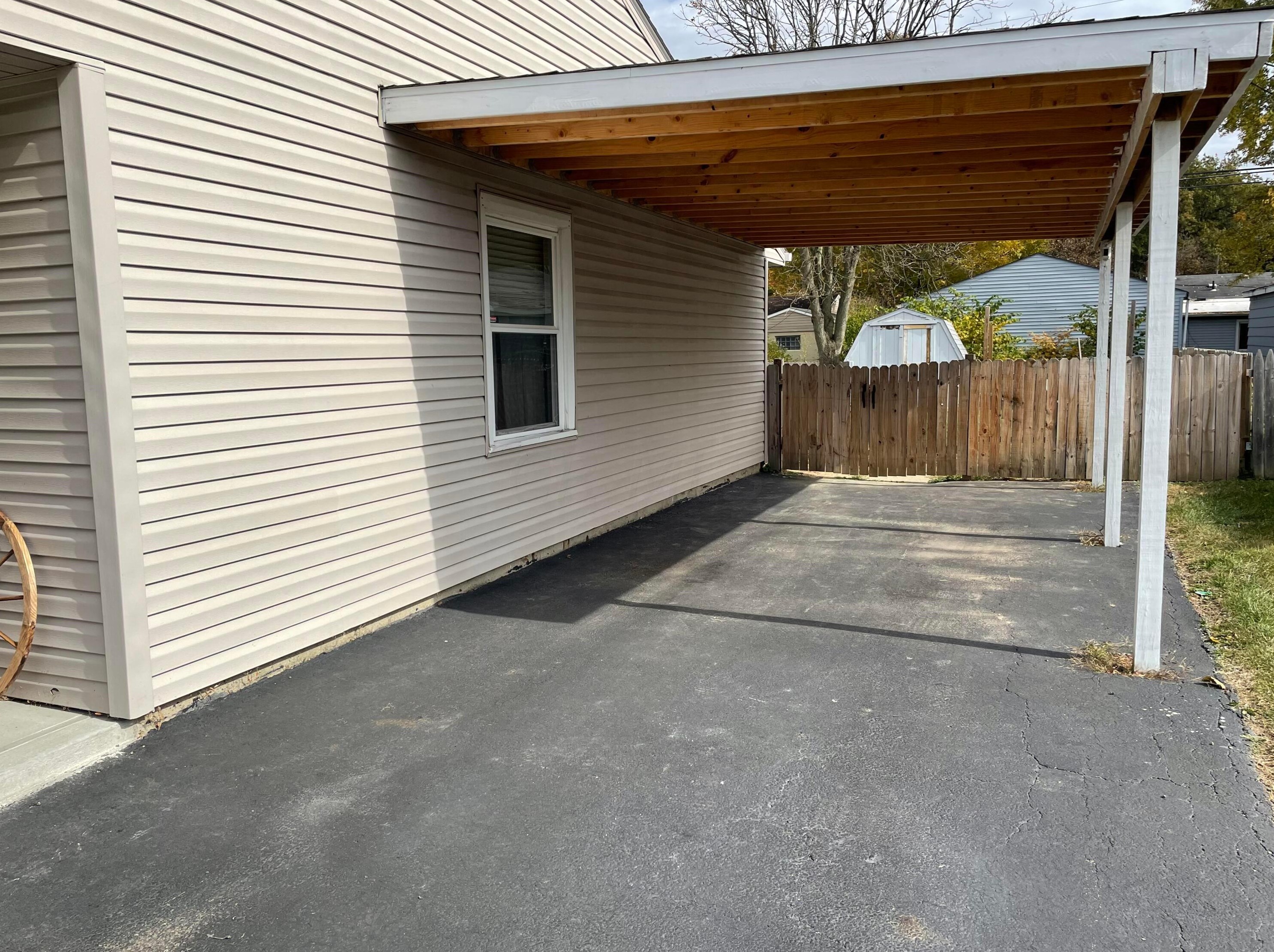 372 Sturbridge Rd, Columbus, OH 43228-1250