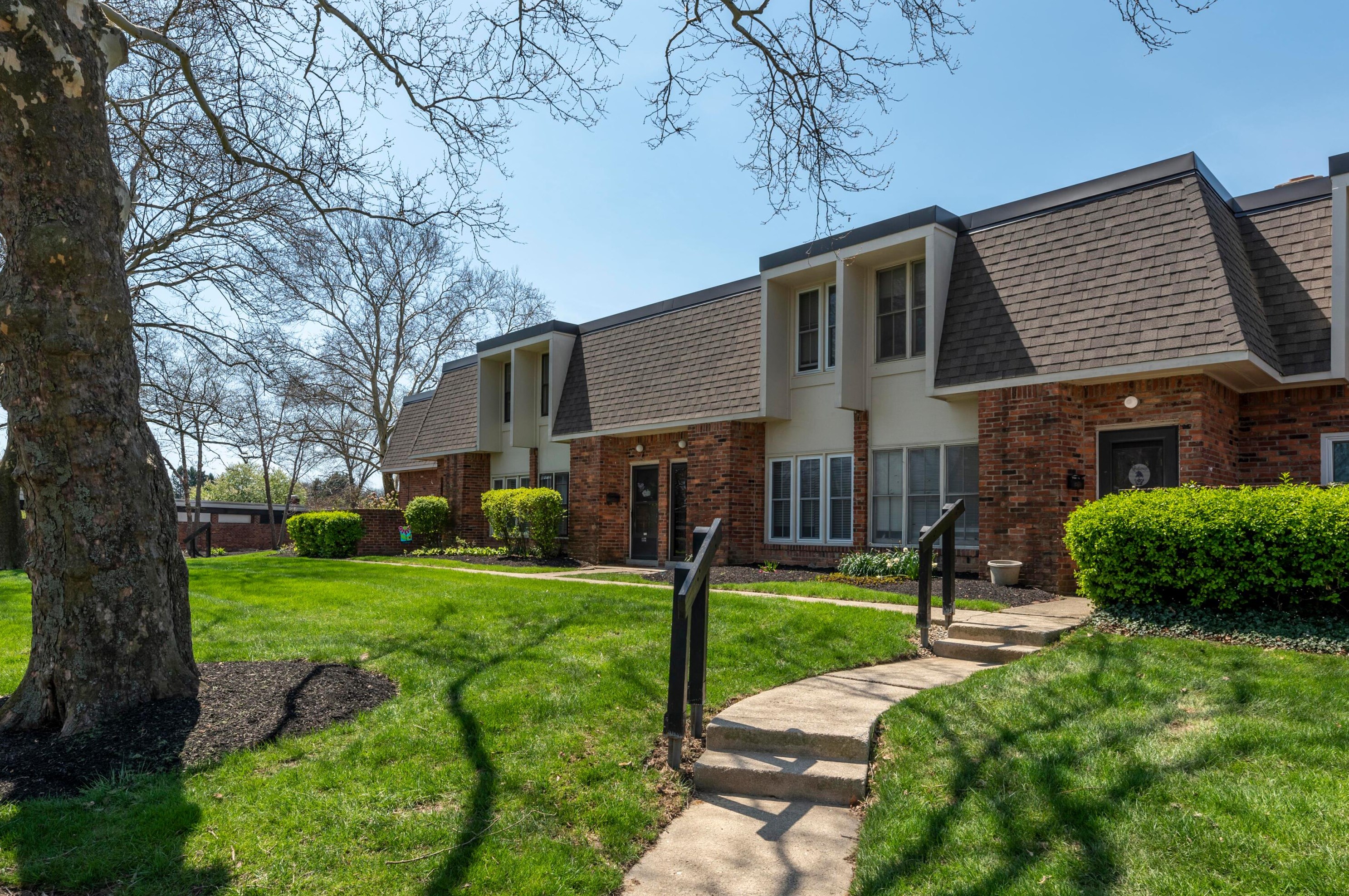 1577 Lafayette Dr, Columbus, OH 43220-3868