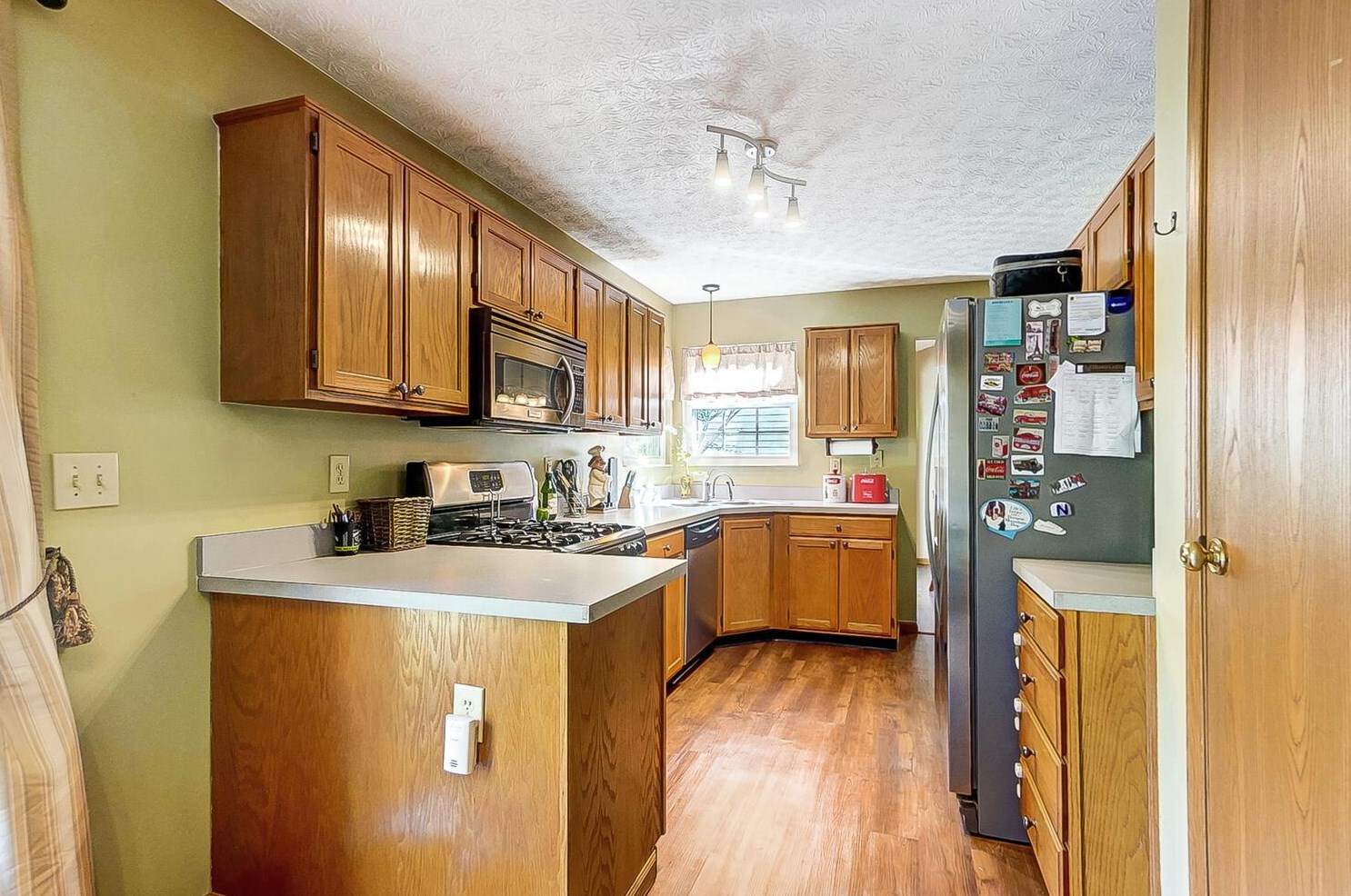 1512 Bendelow Dr, Columbus OH 43228-7009 exterior