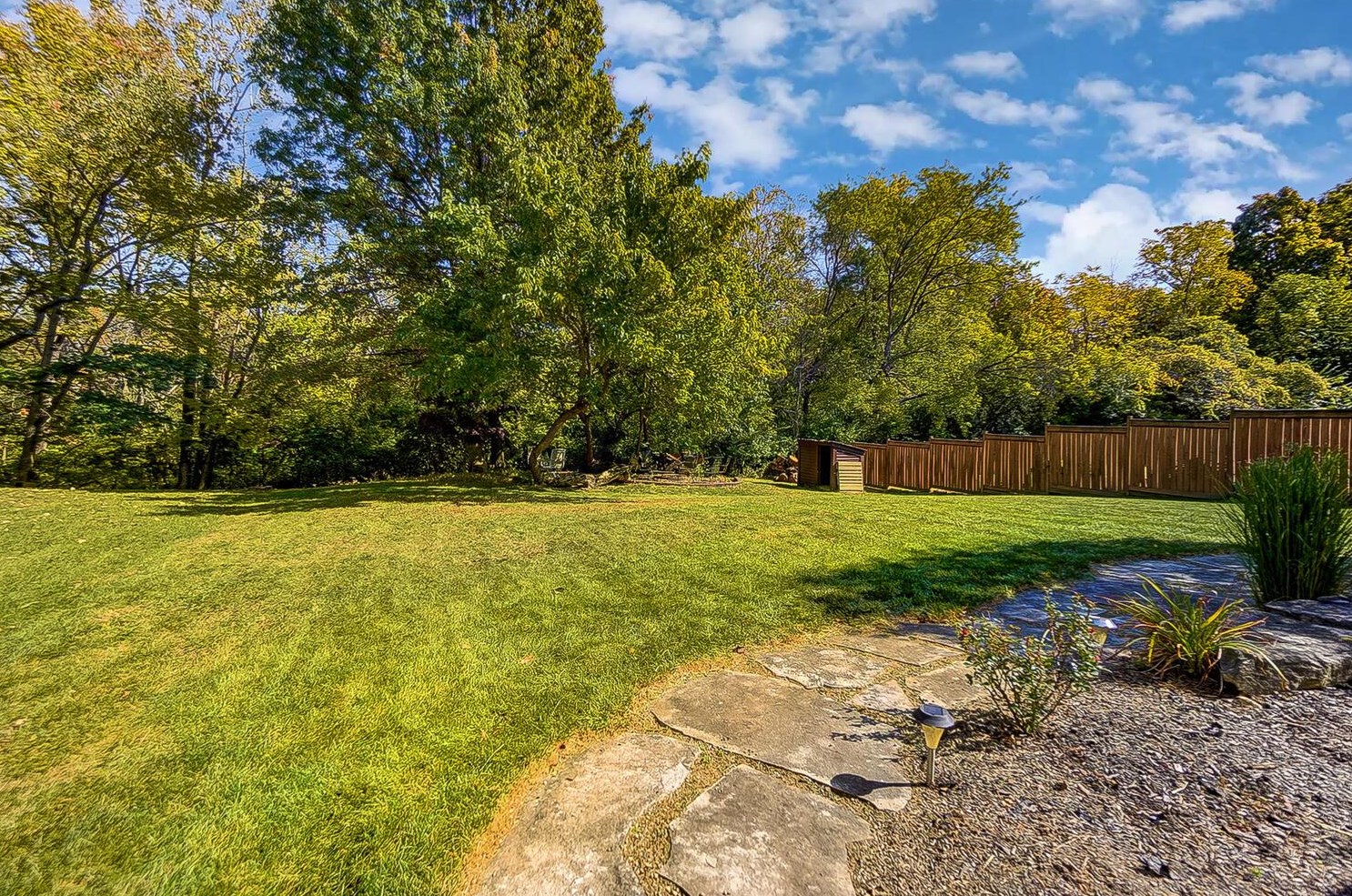 1512 Bendelow Dr, Columbus OH 43228-7009 exterior