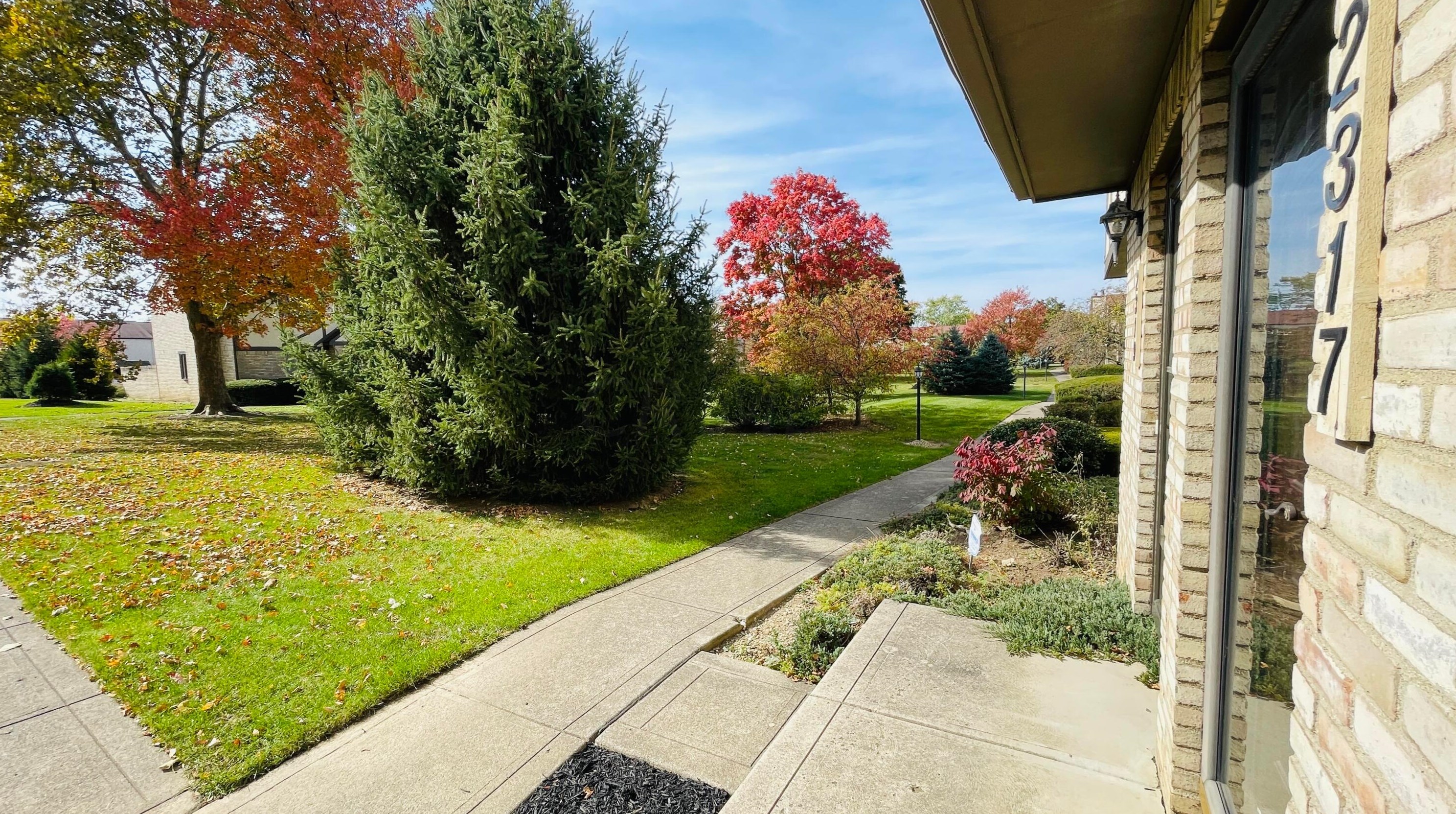 2317 Mccauley Ct, Columbus, OH 43220-2352