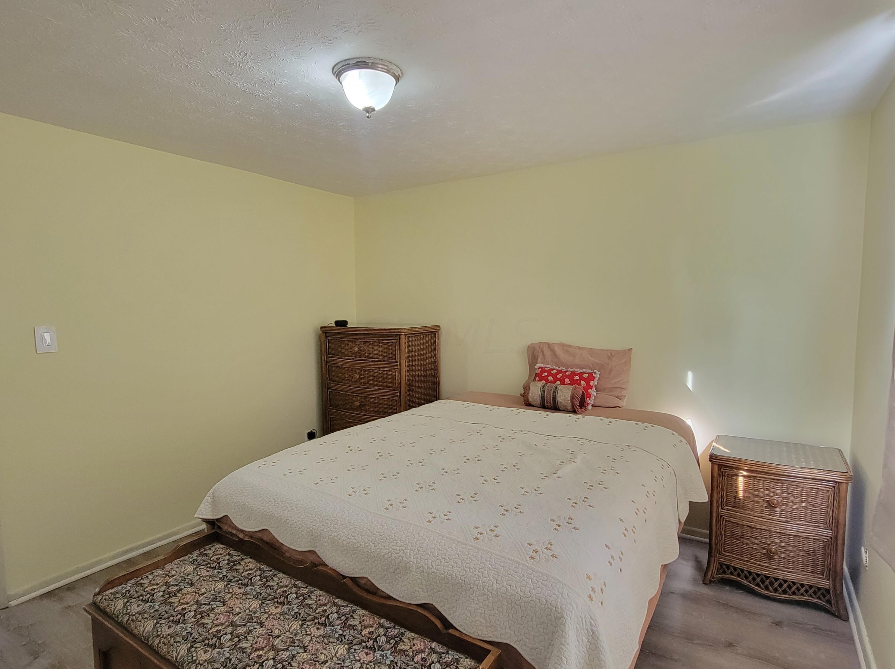 1722 Holw Run Dr, Columbus OH 43223-3412 exterior