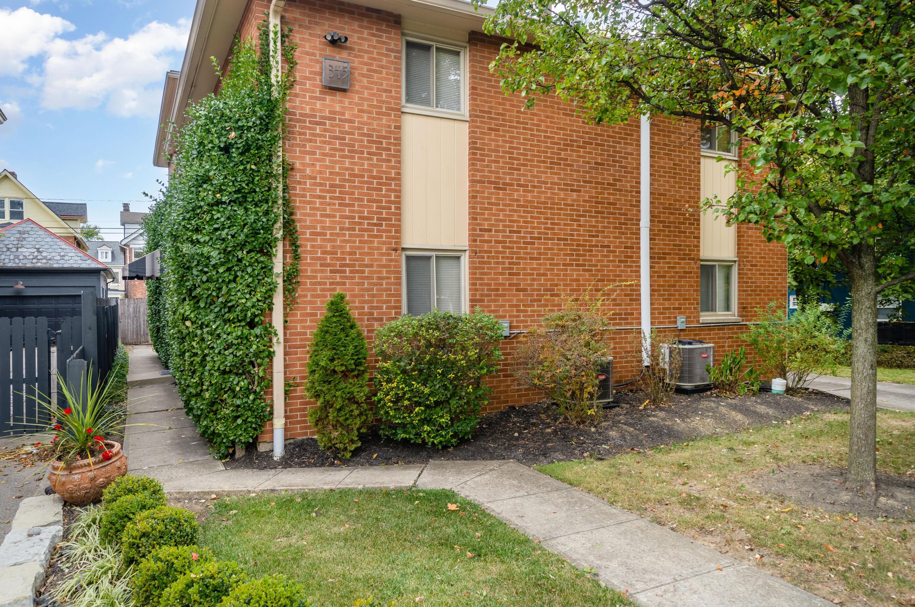 345 Kendall Pl, Columbus, OH 43205-2069