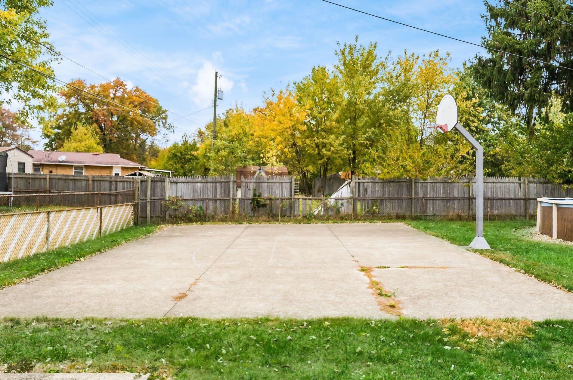 1827 Stetson Rd, Columbus OH 43232-2836 exterior