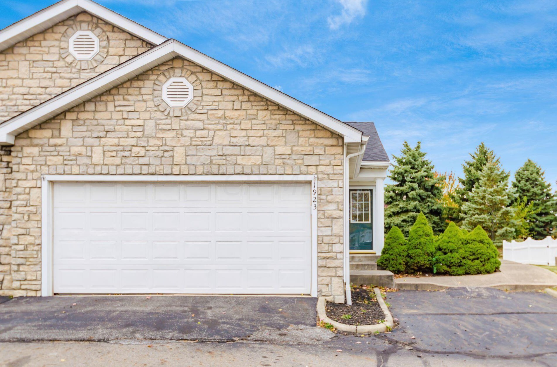 1923 Kyger Dr, Columbus, OH 43228-8409