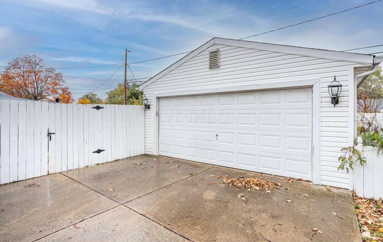 127 Little Flower Ln, Columbus OH 43213-1918 exterior