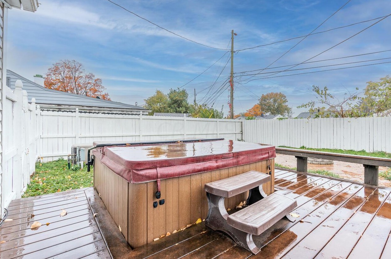 127 Little Flower Ln, Columbus OH 43213-1918 exterior