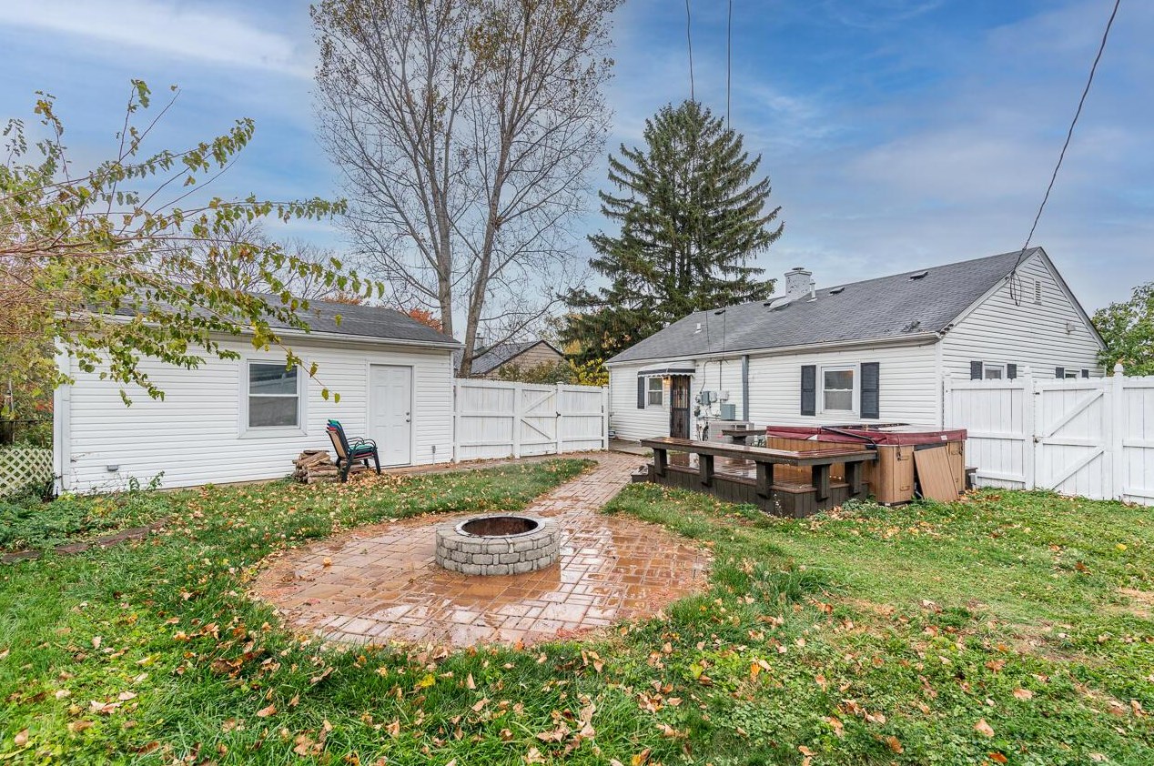 127 Little Flower Ln, Columbus OH 43213-1918 exterior