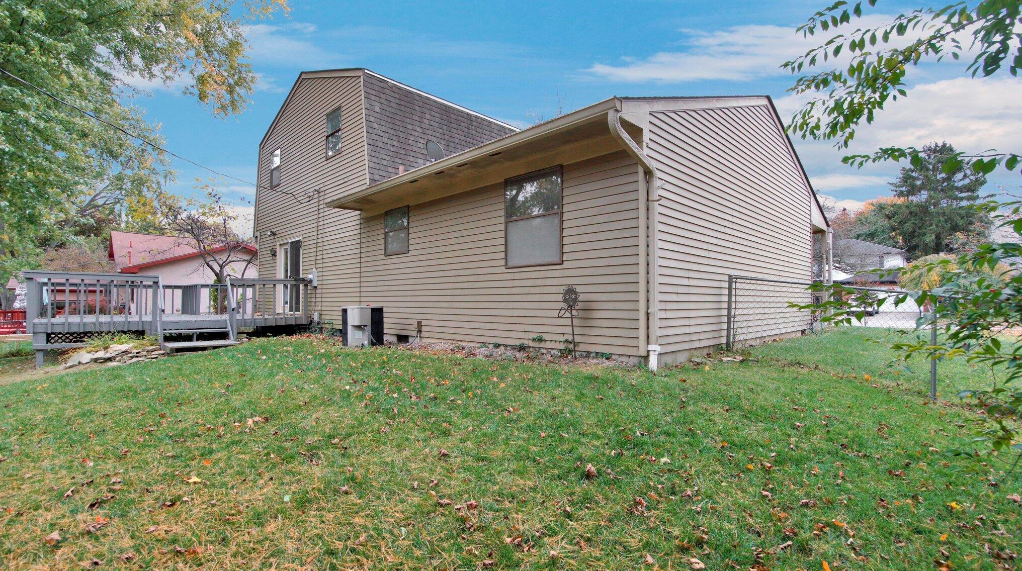 1204 Smallwood Dr, Columbus OH  43235-2501 exterior