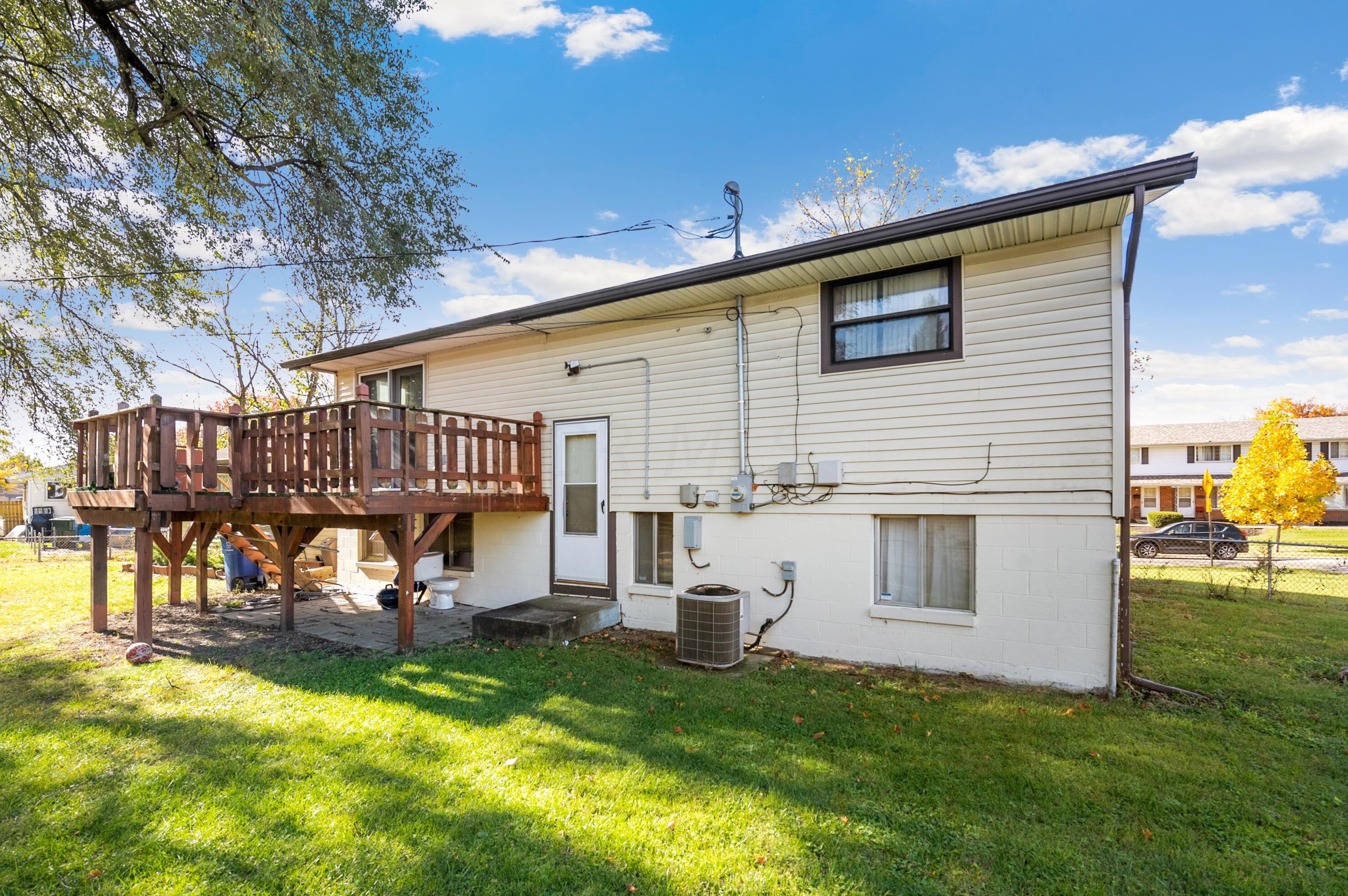 6360 Sunderland Dr, Columbus OH  43229-1979 exterior