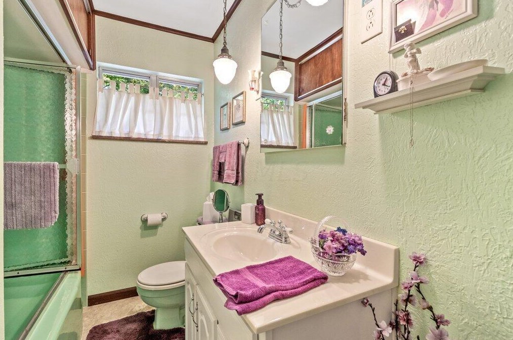 1364 Hague Ave, Columbus OH 43204-2107 exterior