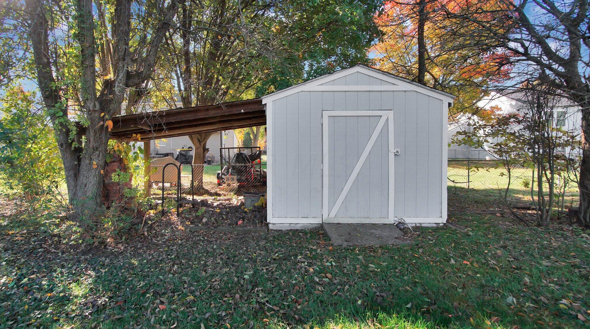 1821 Ferntree Rd, Columbus OH 43219-1621 exterior