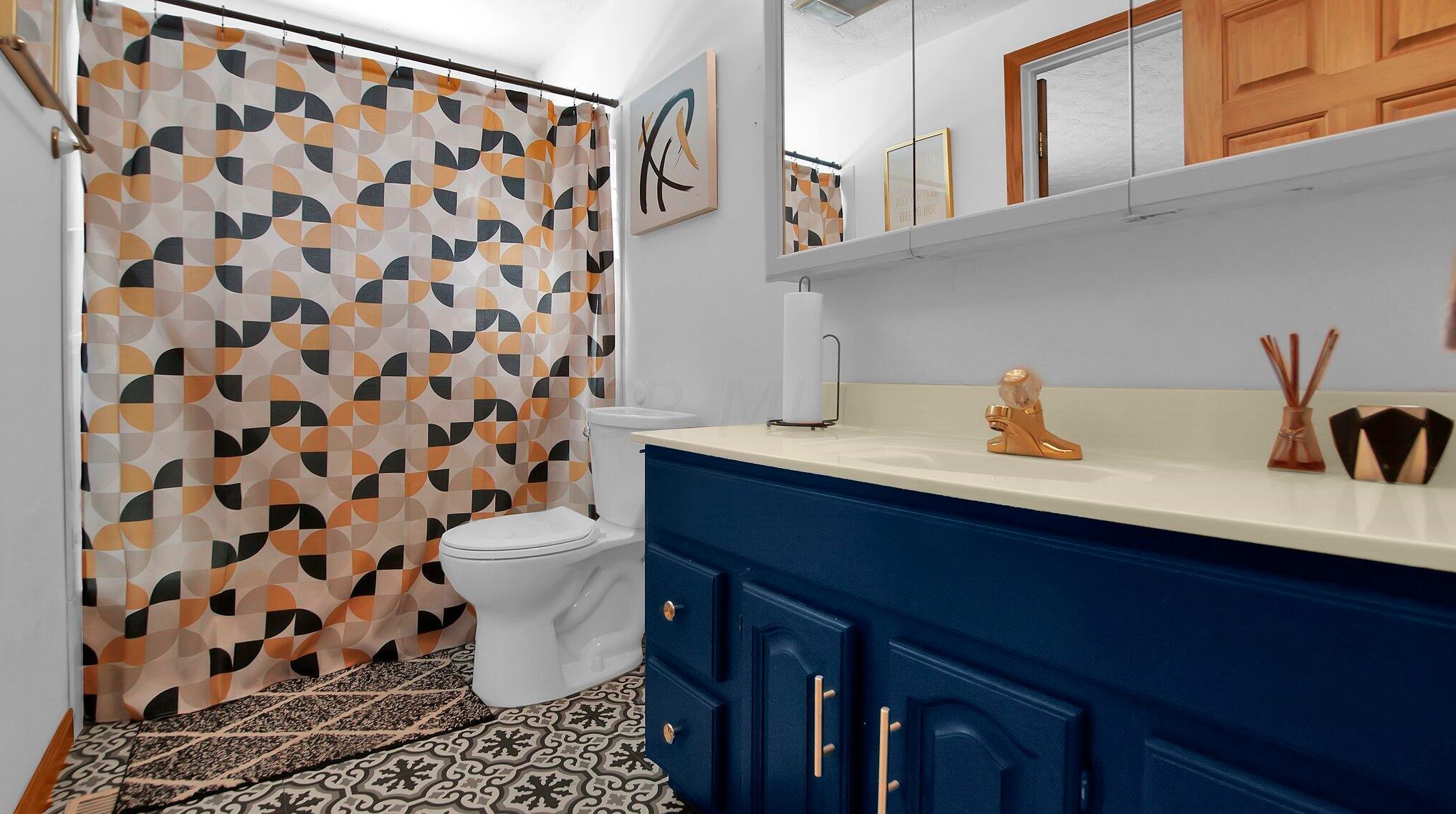 1821 Ferntree Rd, Columbus OH 43219-1621 exterior