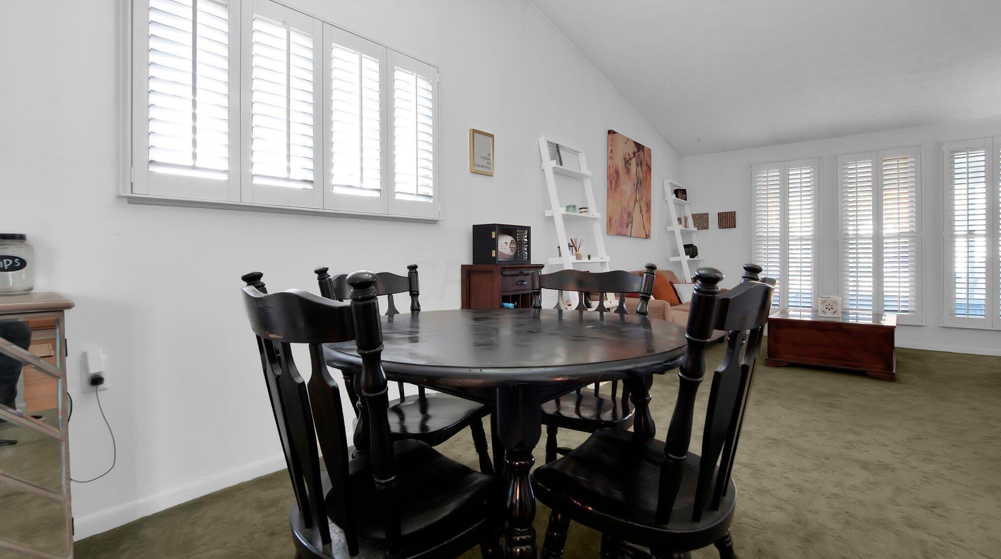 1821 Ferntree Rd, Columbus OH 43219-1621 exterior