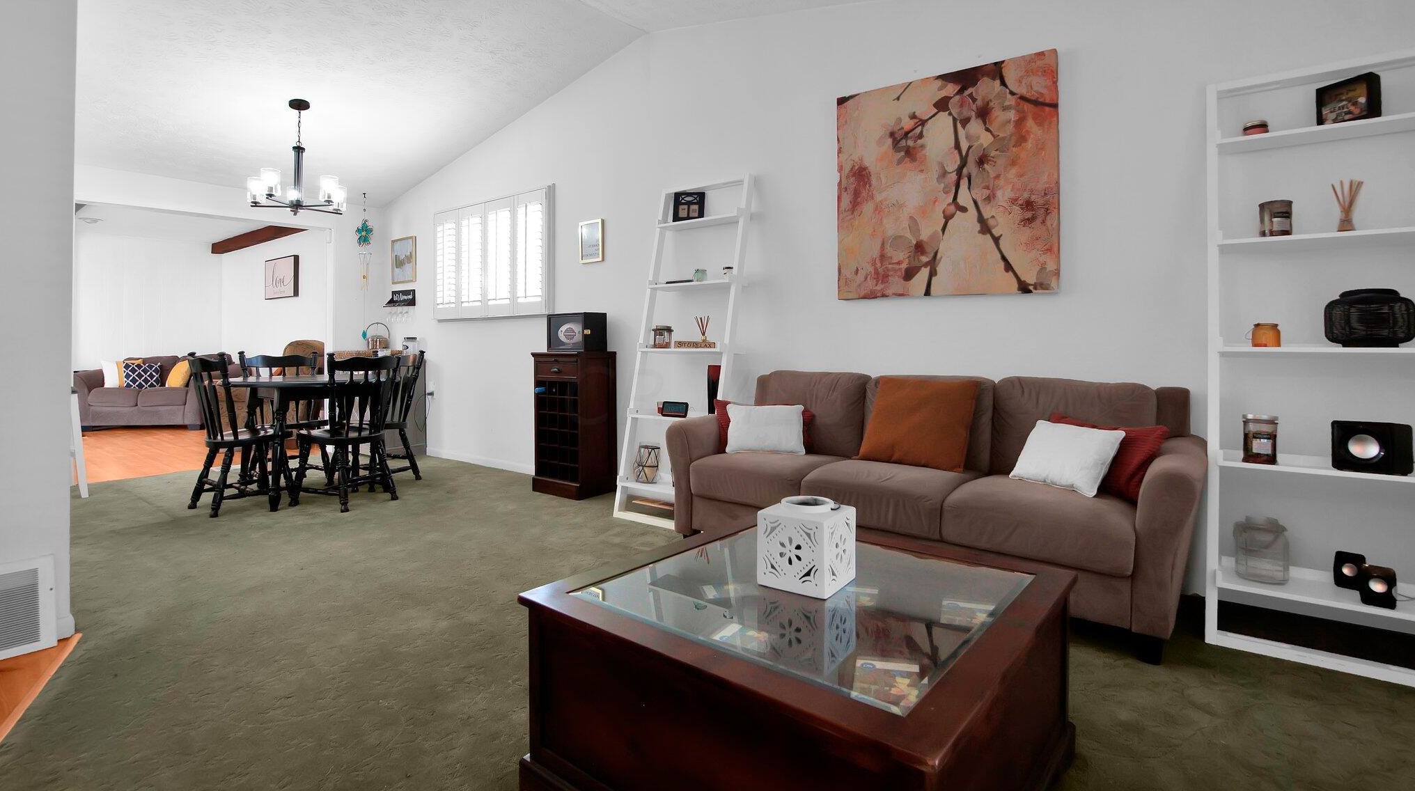 1821 Ferntree Rd, Columbus OH 43219-1621 exterior