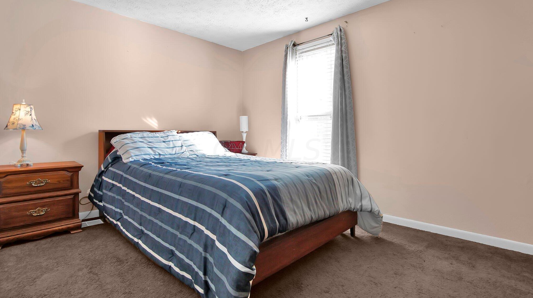 1821 Ferntree Rd, Columbus OH 43219-1621 exterior