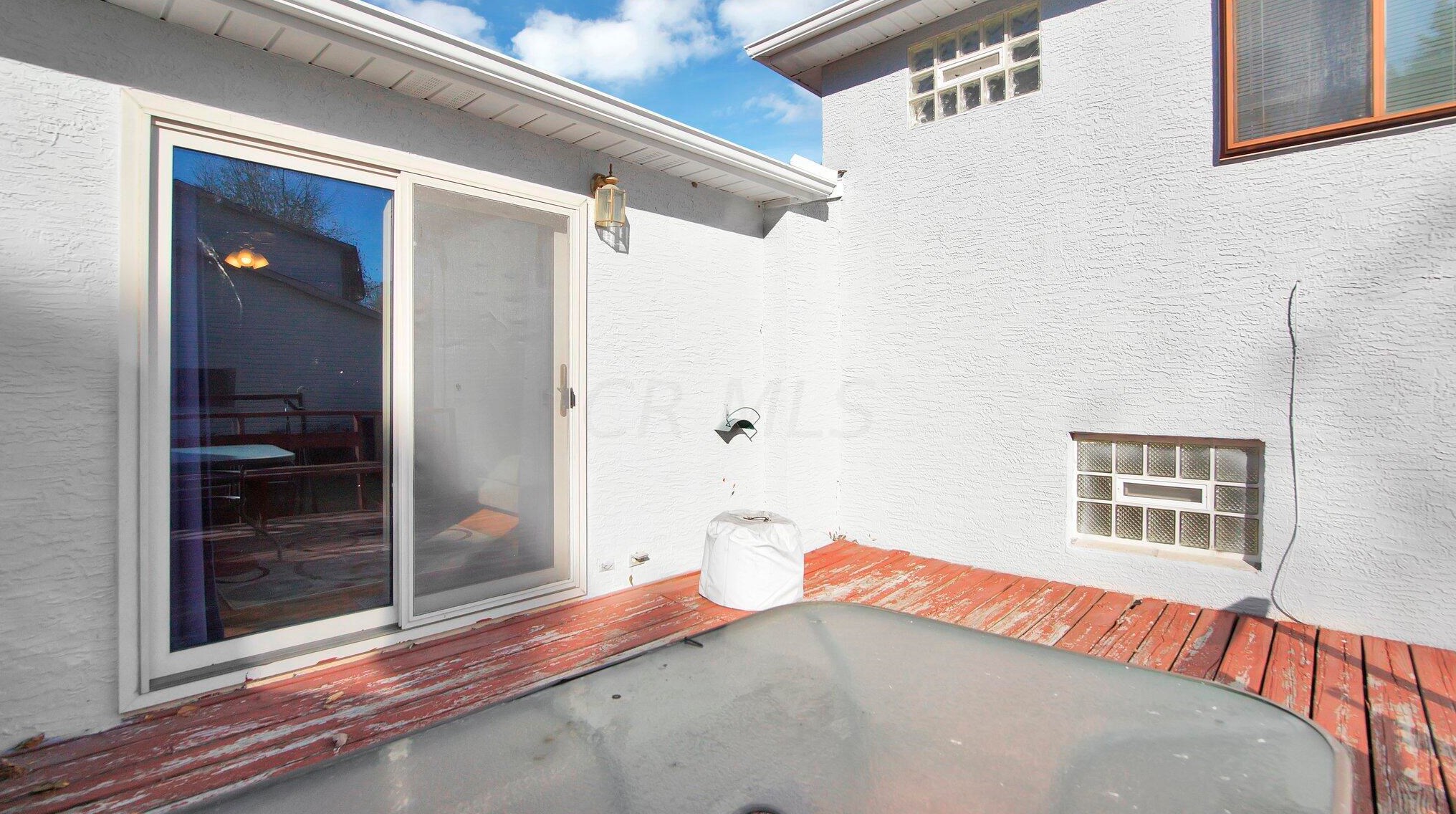 1821 Ferntree Rd, Columbus OH 43219-1621 exterior