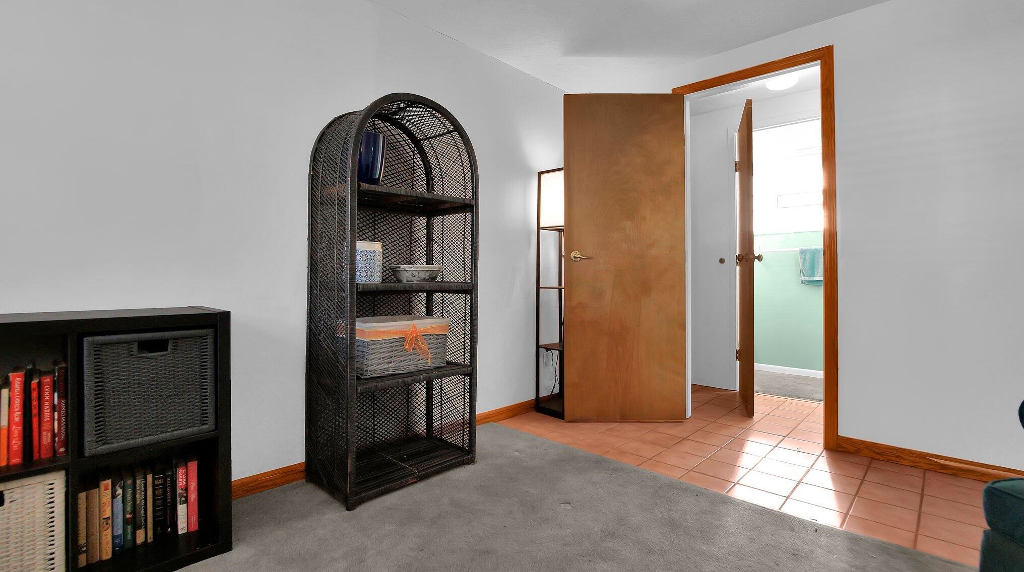 1821 Ferntree Rd, Columbus OH 43219-1621 exterior