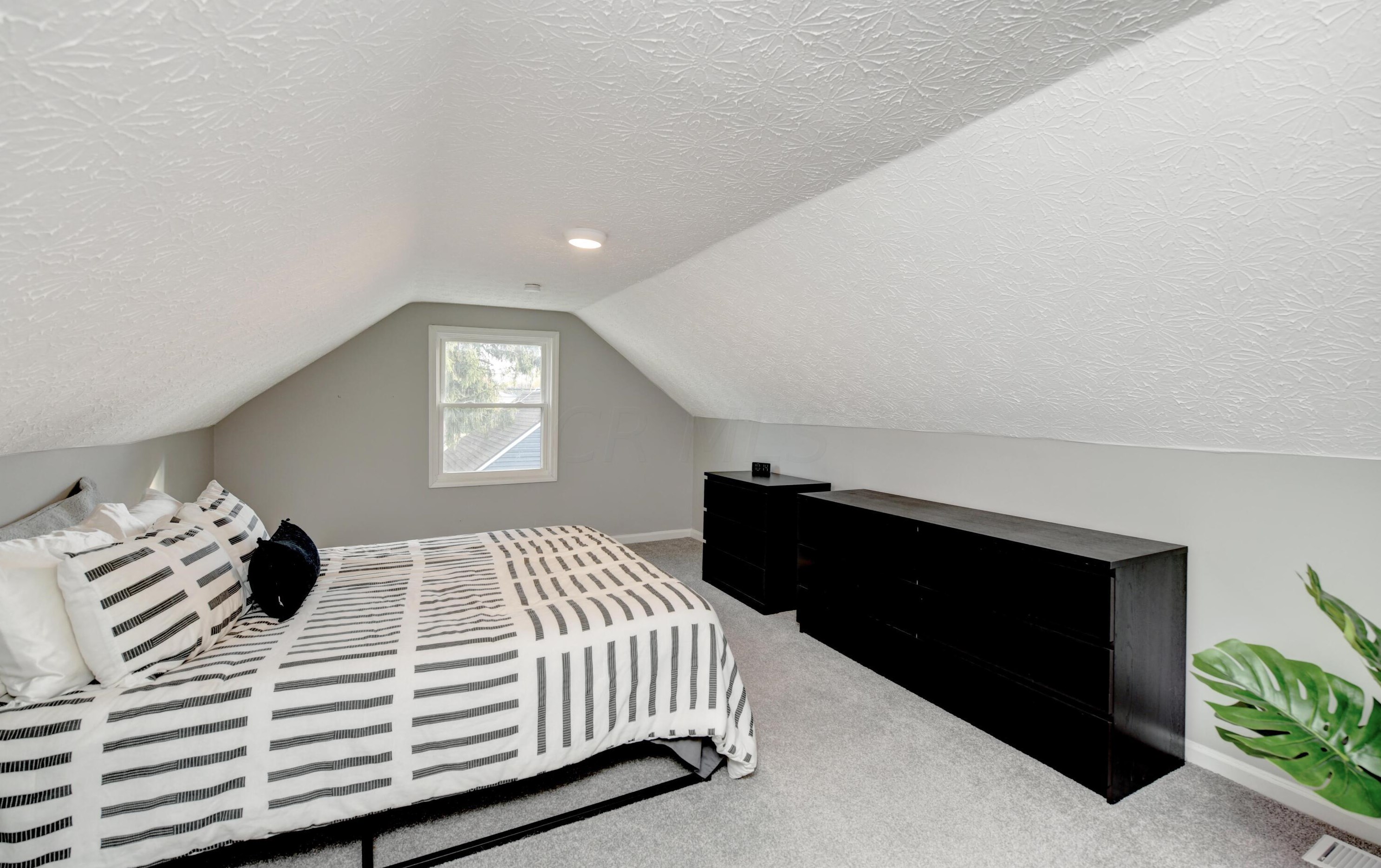 492 Whitethorne Ave, Columbus OH  43223-1652 exterior