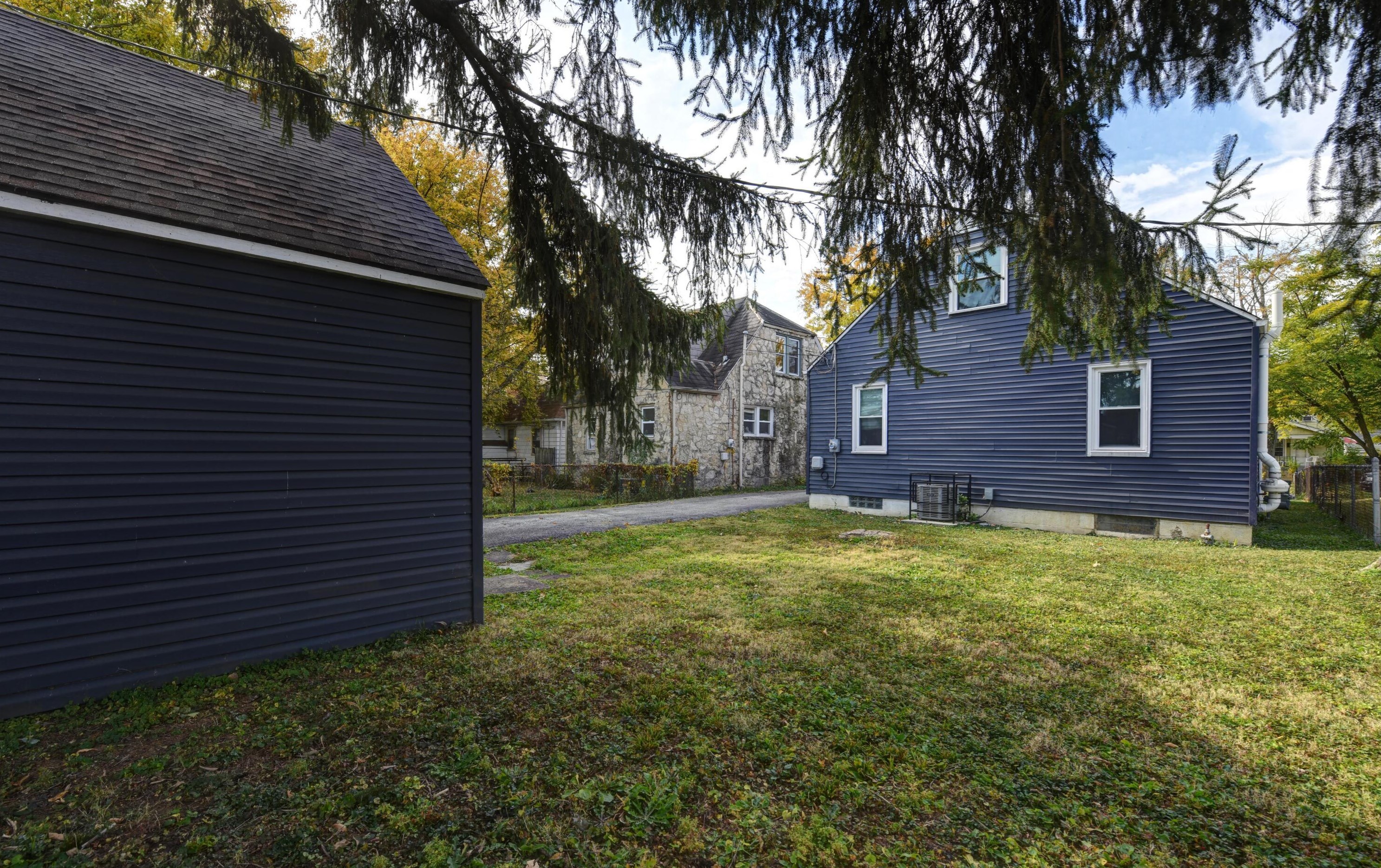 492 Whitethorne Ave, Columbus OH  43223-1652 exterior
