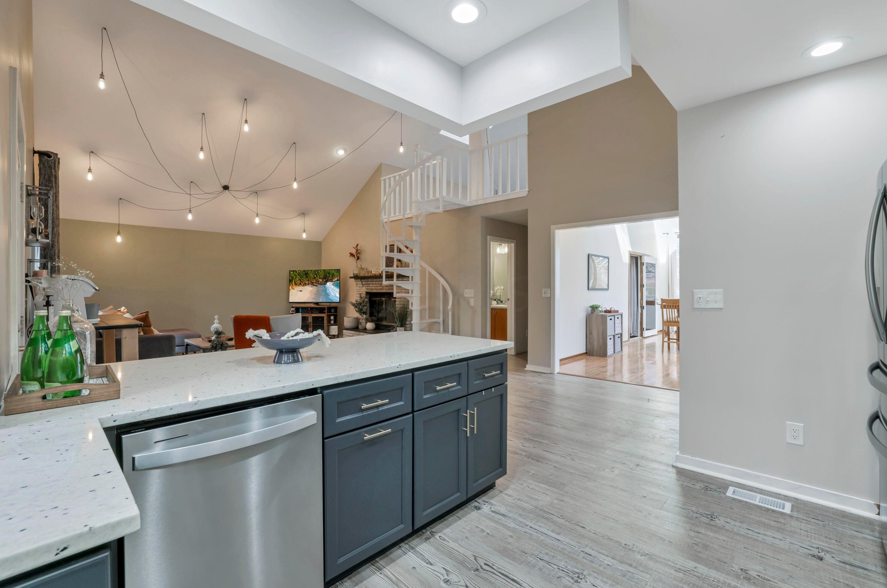 331 Lakeside Dr, Westerville OH  43081-3043 exterior