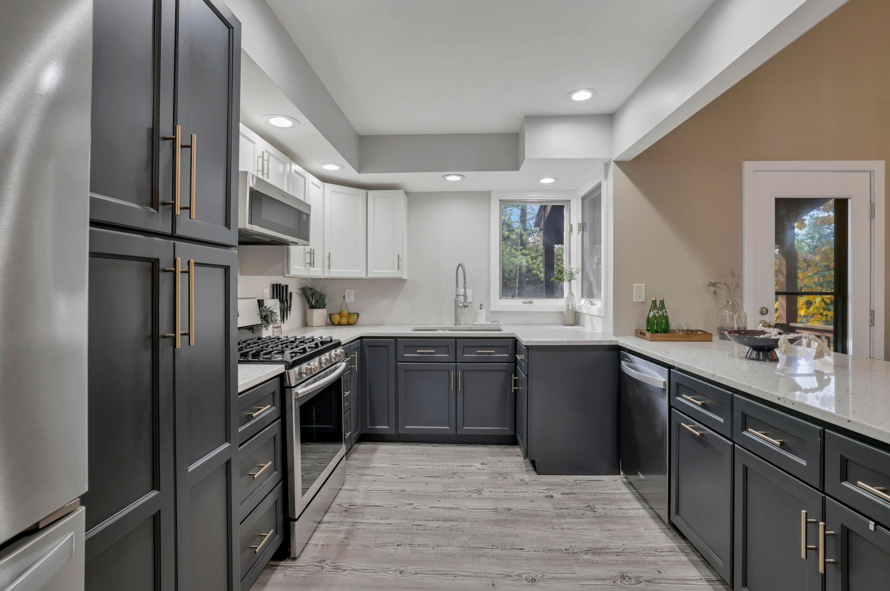 331 Lakeside Dr, Westerville OH  43081-3043 exterior